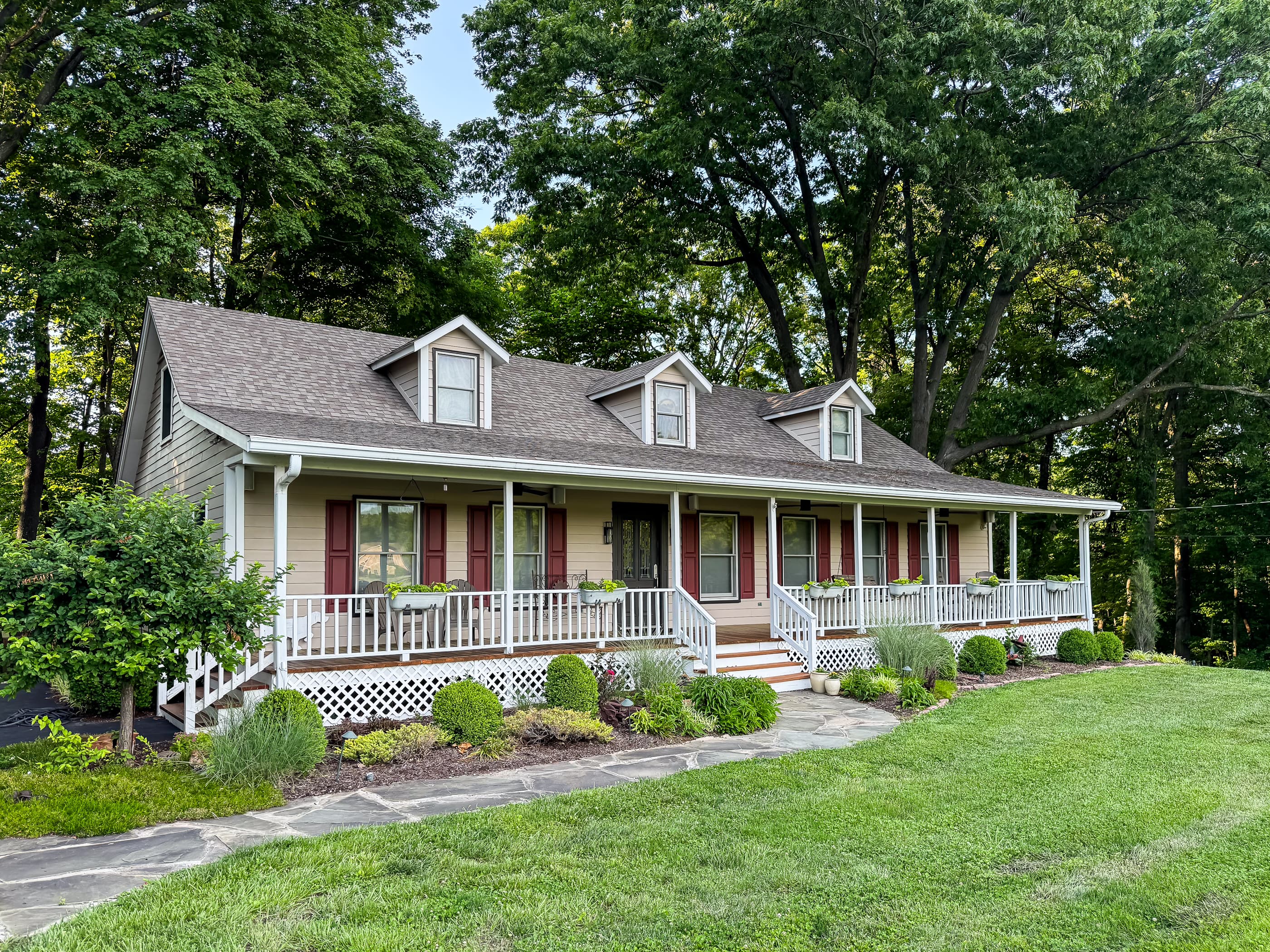Scenic huge home away from home for all the family tucked away in a quiet neighborhood close to Purina Farms (10 minutes), wineries, WashMo, St. Louis and wedding venues at Pointer Haus.