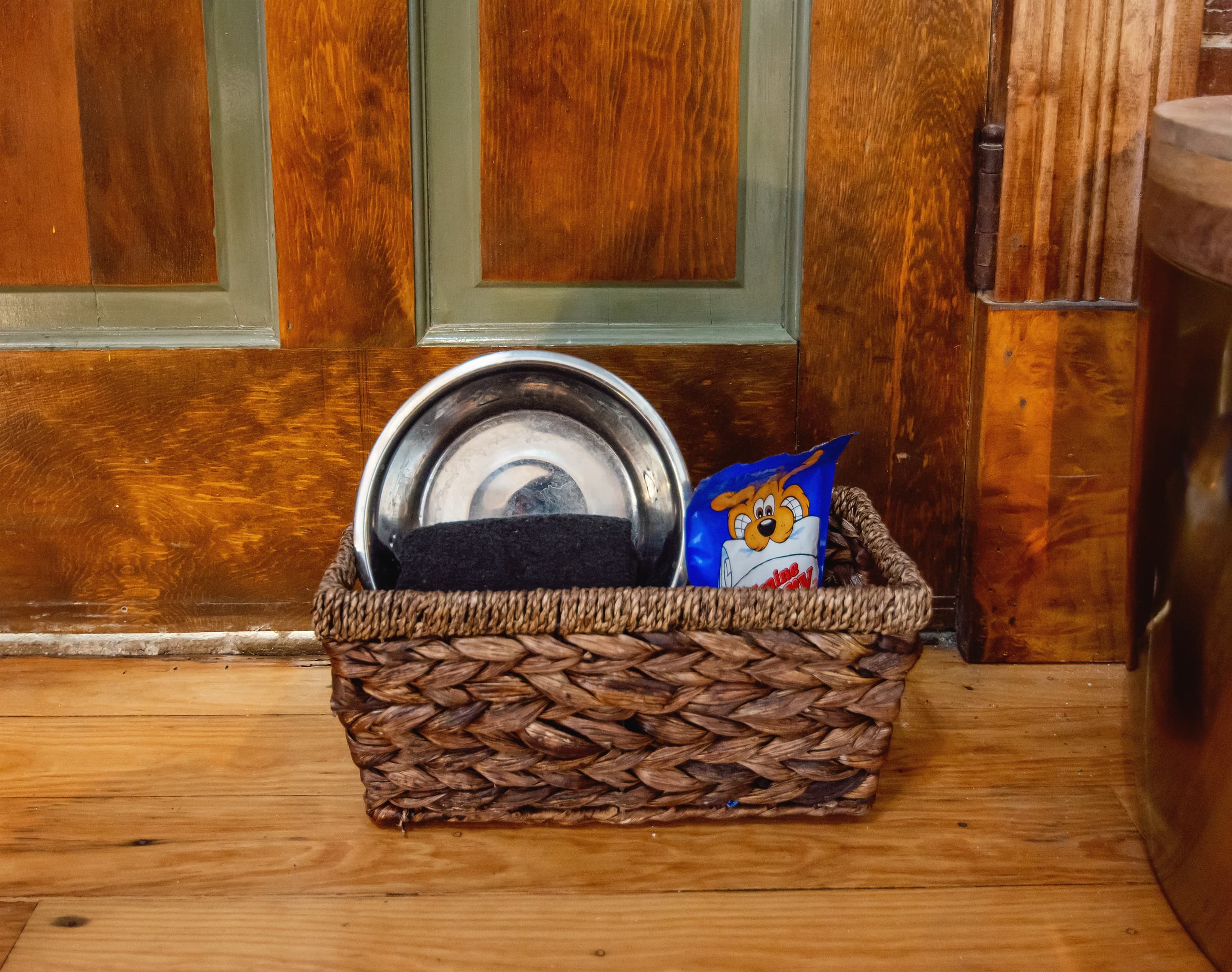 Doggie basket with 2 bowls, small bags, and towels at the Bank Haus.