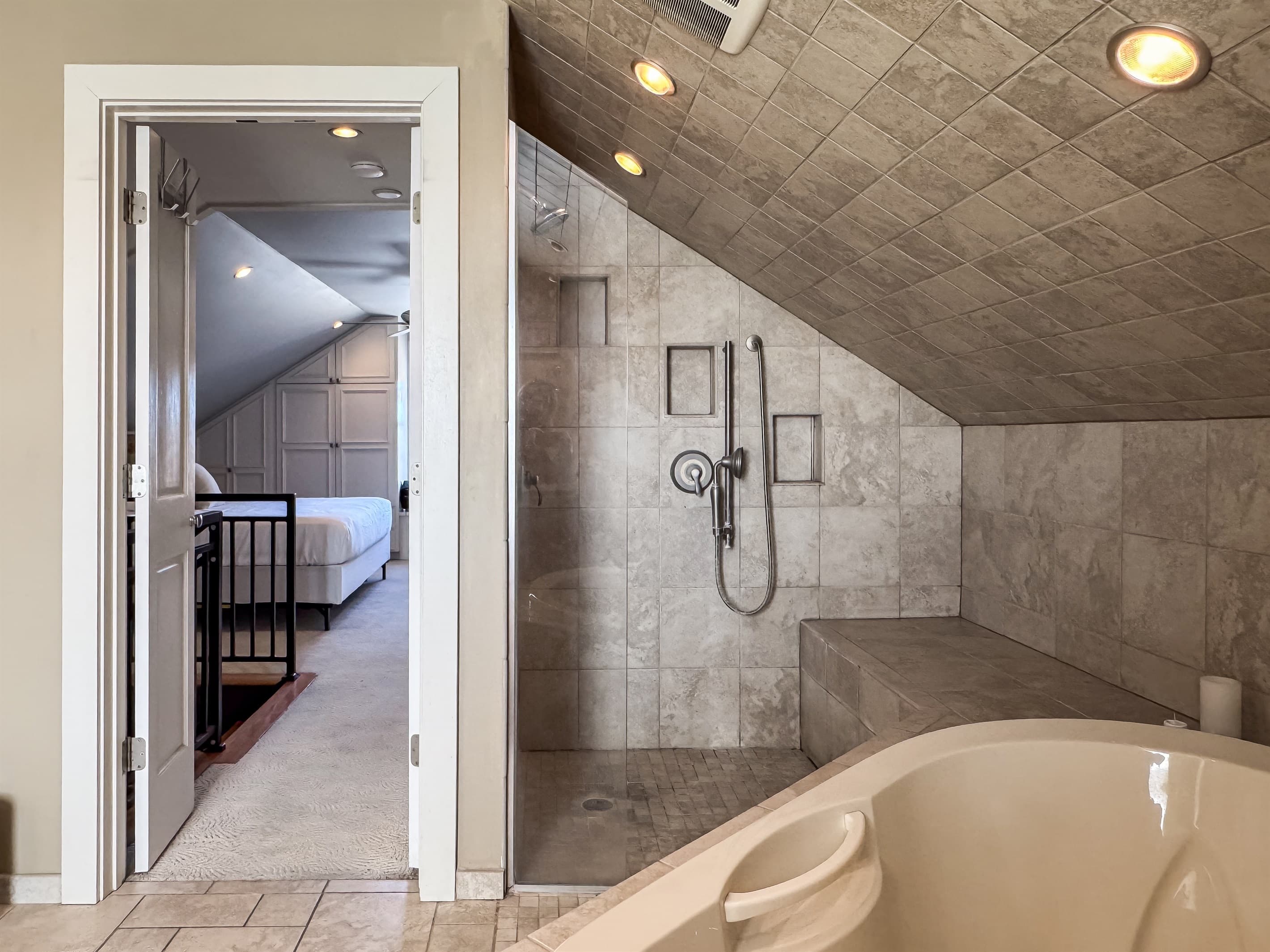 Upper Level en suite bathroom with walk-in shower and jetted tub that includes shampoo and conditioner at Pointer Haus.
