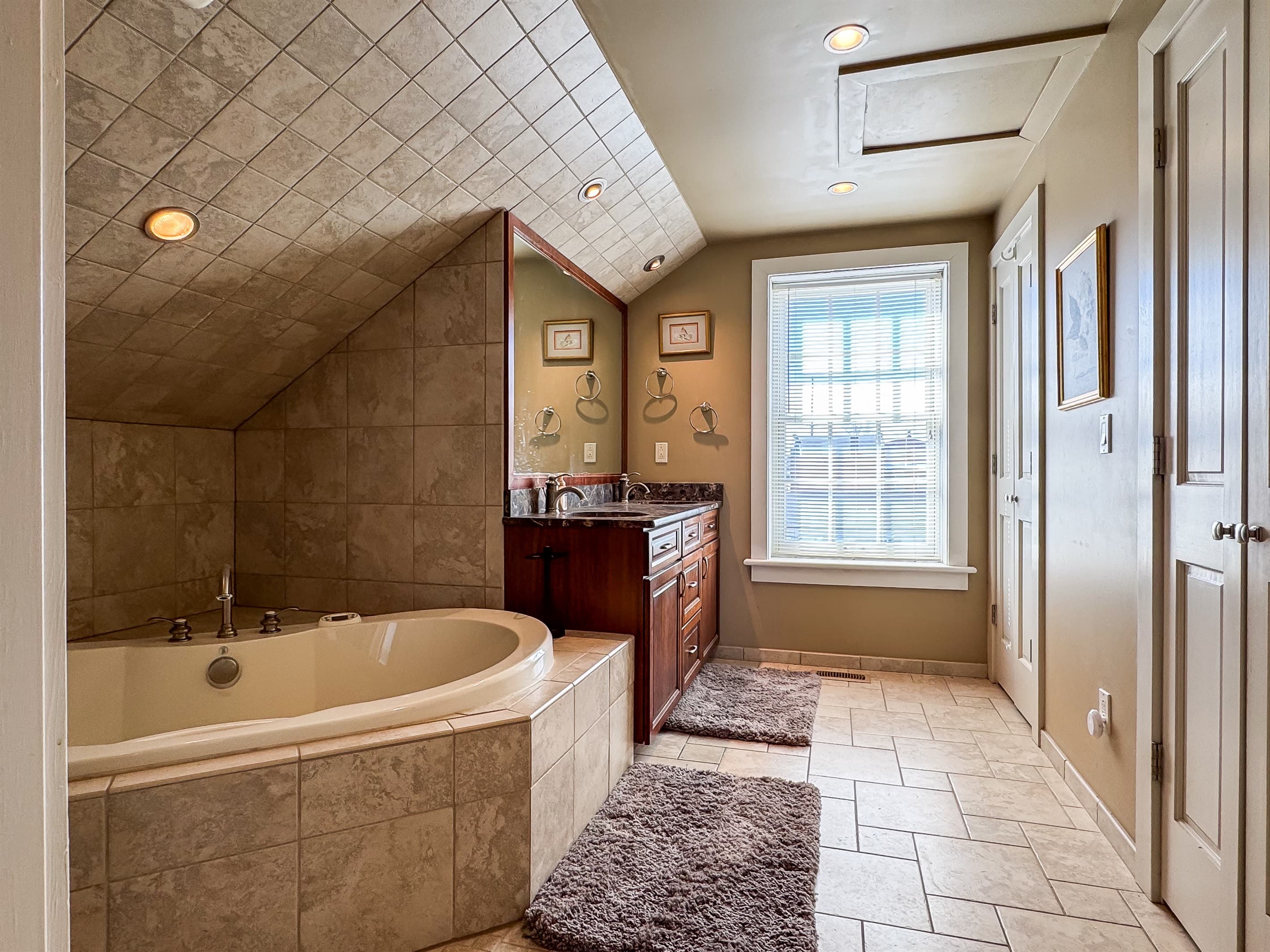 Upper Level large en suite bathroom with walk-in shower and jetted tub that includes shampoo and conditioner at Pointer Haus.