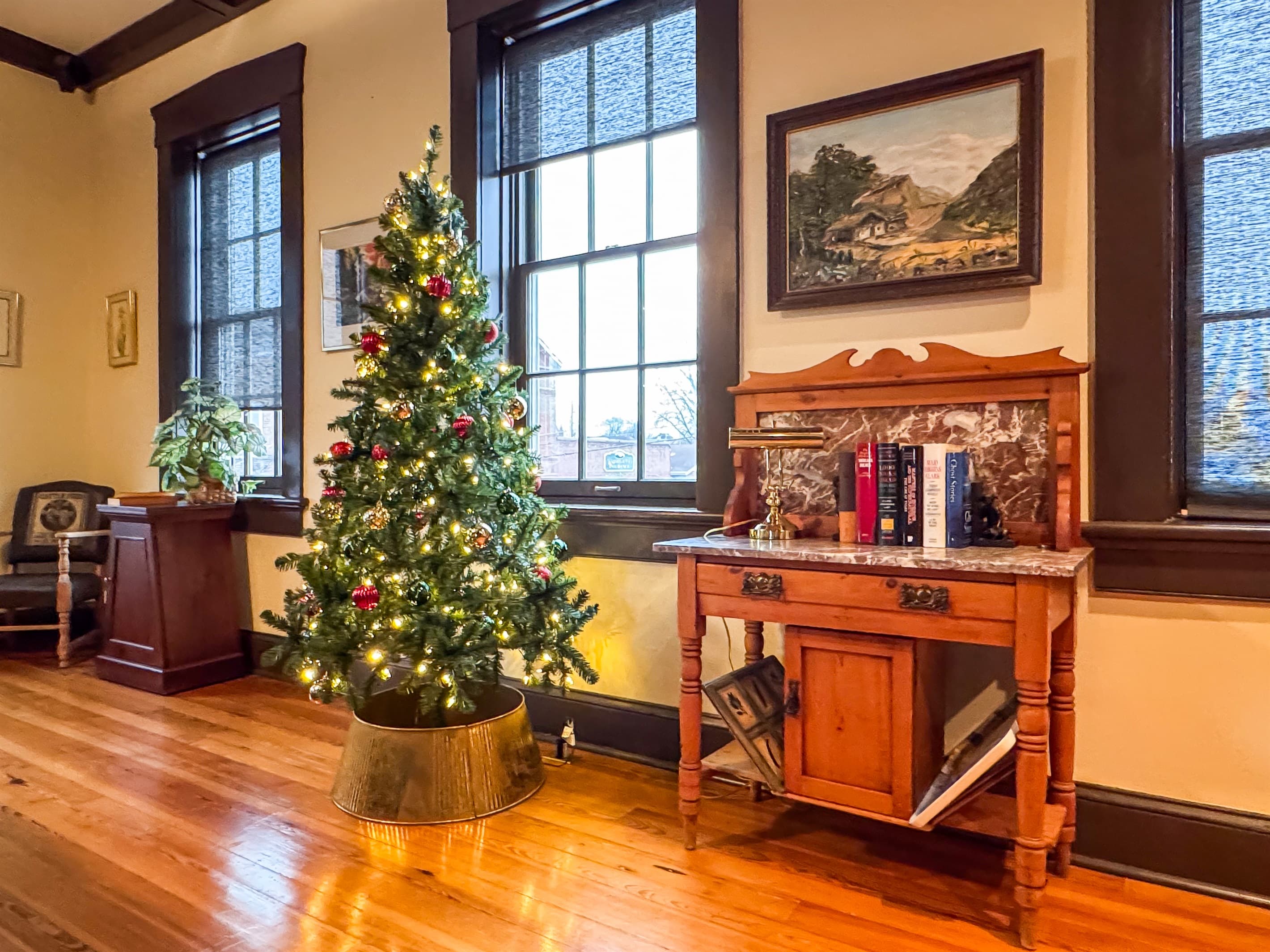 Fabulous downtown Washington, MO getaway for the holidays close to restaurants at the Tamm Loft.