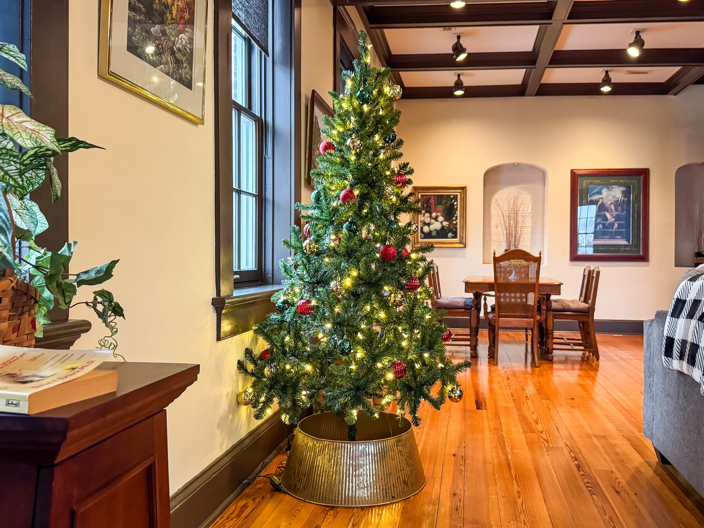 Fabulous downtown Washington, MO getaway for the holidays close to restaurants at the Tamm Loft.