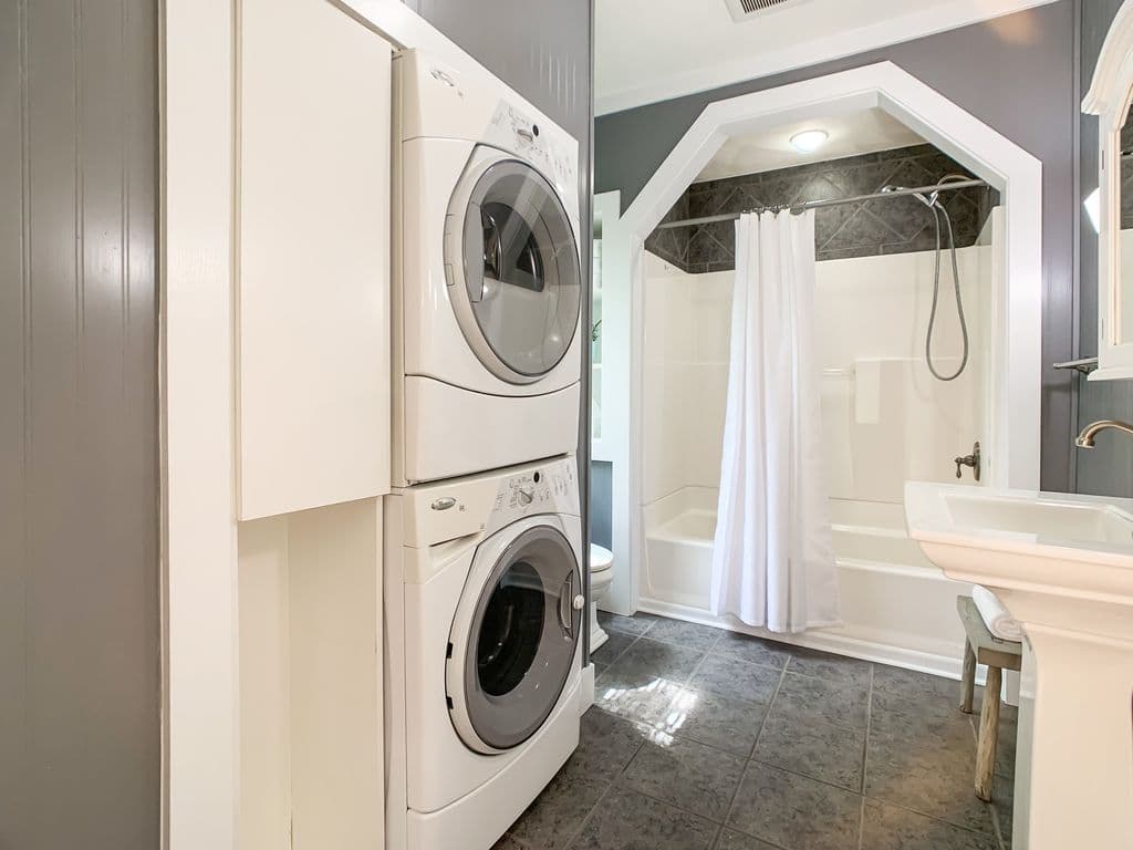 Main level bathroom with washer/dryer, and shower/tub combo at Setter Haus.