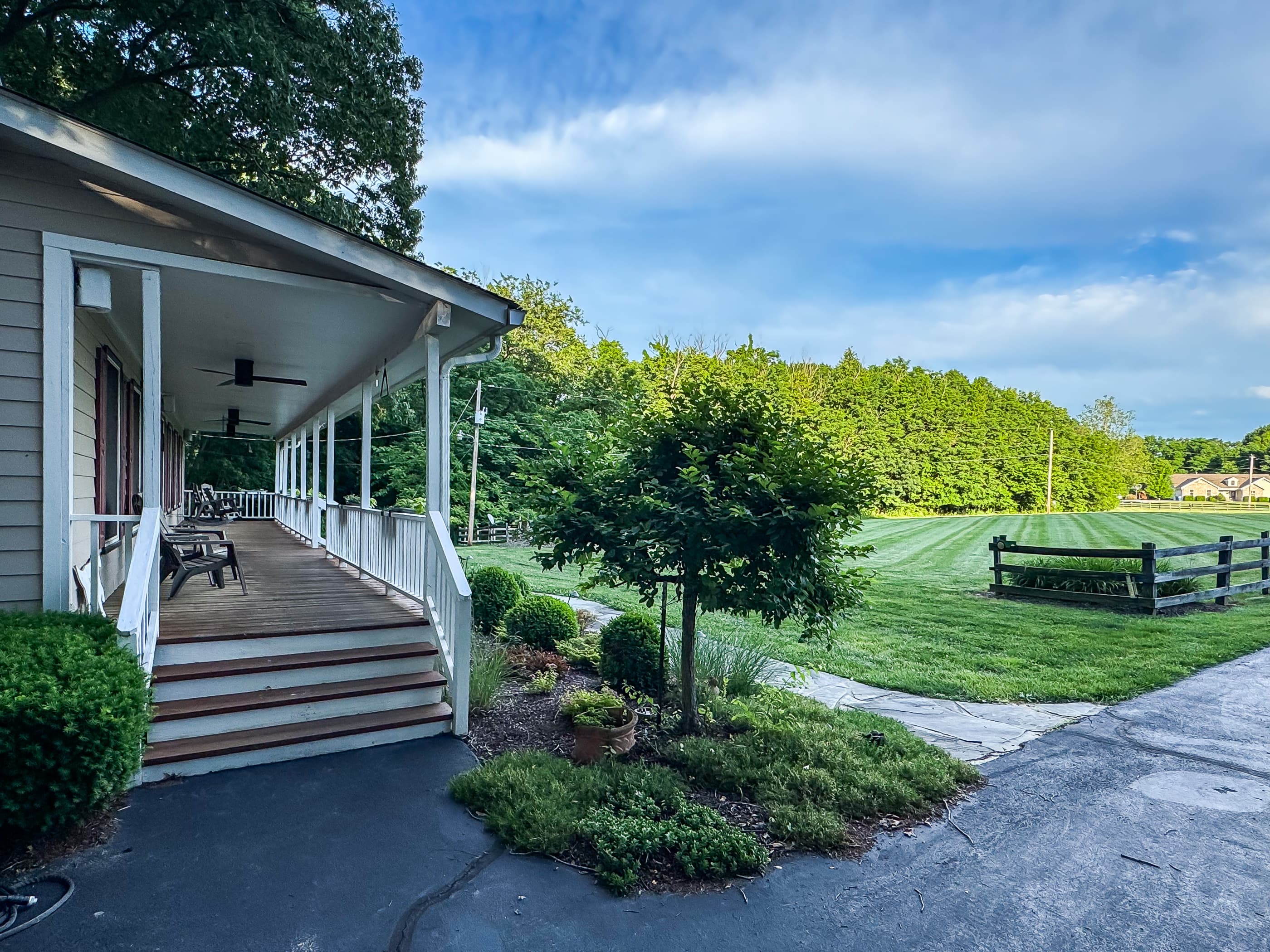 Spectacular rolling hills and lush views near Missouri Wineries, Purina Farms and St. Louis at your home away from home at Pointer Haus.