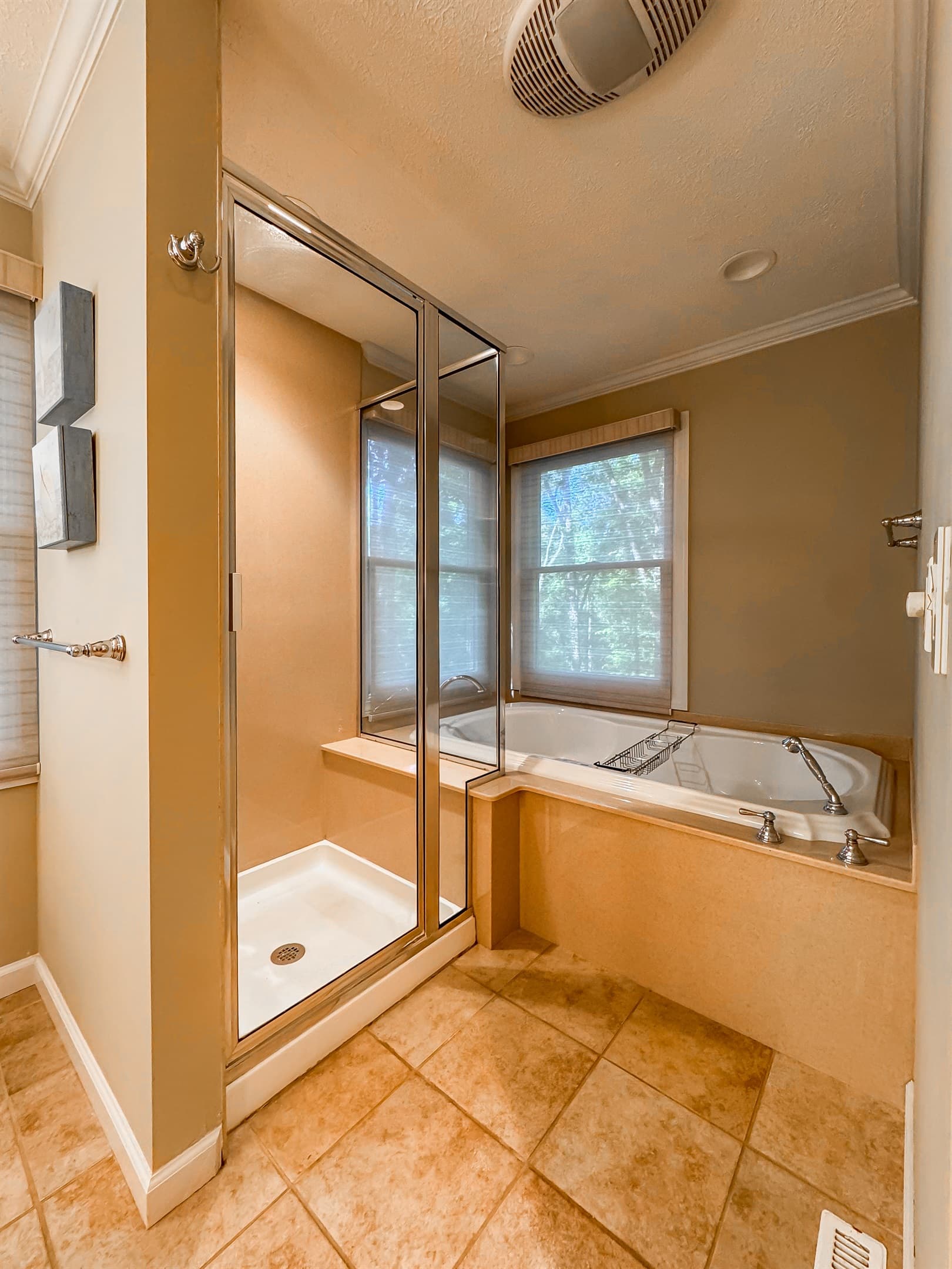 Main Level en suite bathroom with walk-in shower and jetted tub with oak tree top views that includes shampoo and conditioner at Pointer Haus.