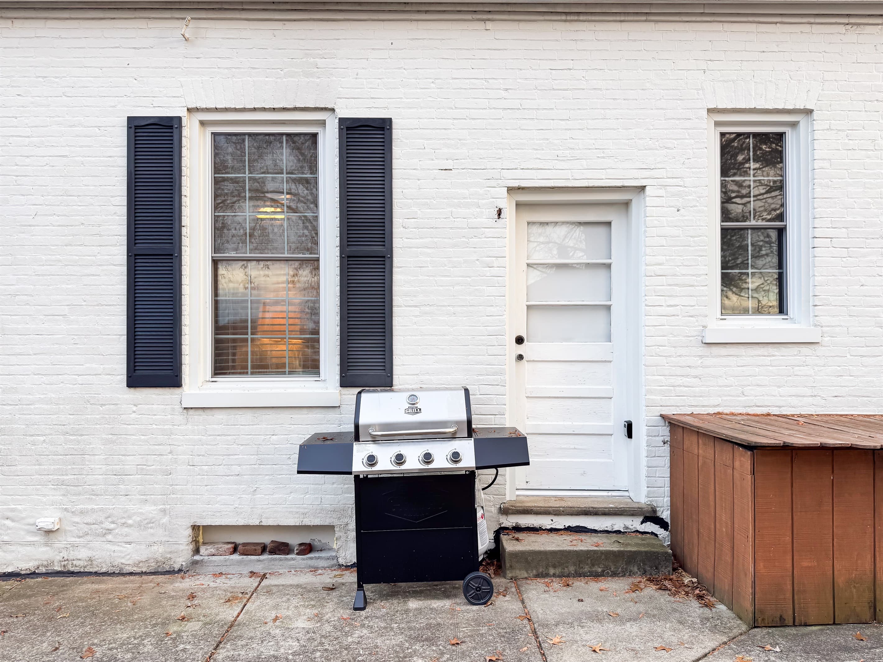 The backyard is fully fenced with a classic white picket fence that includes a gas barbecue grill for the grill master chef at Aussie Cottage.