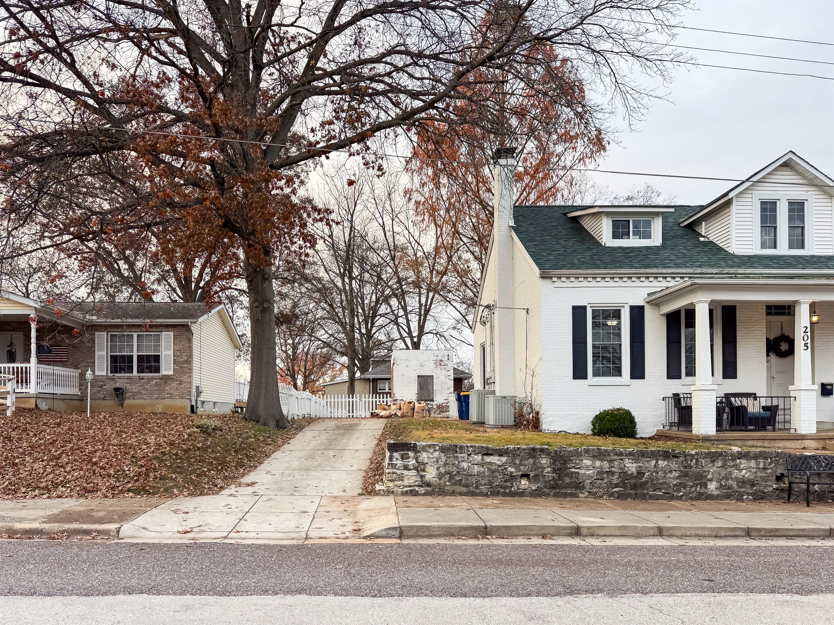 Aussie Cottage has a private paved driveway with entrance thru the fenced back yard that is on a corner lot.