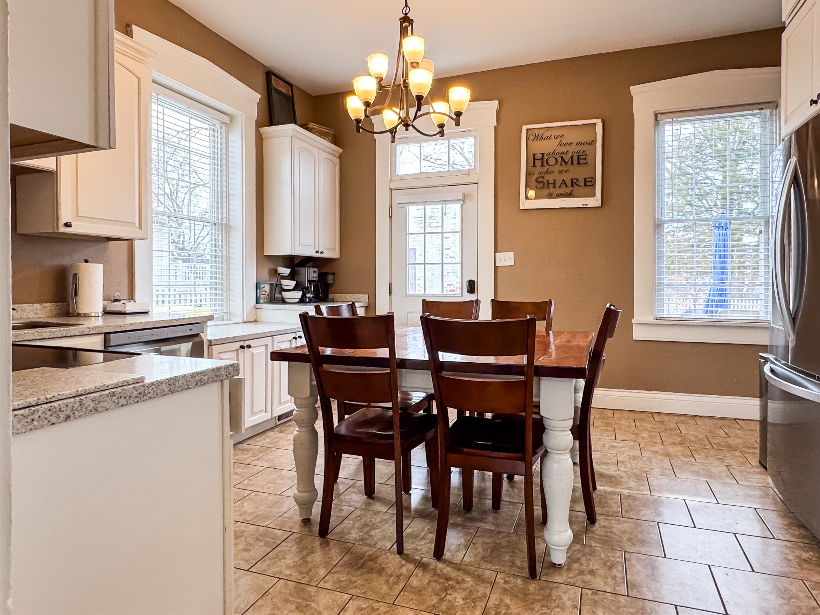 Modern designed spacious kitchen with large table with 6 chairs to enjoy family cooking with all the extra kitchen amenities at Aussie Cottage.
 