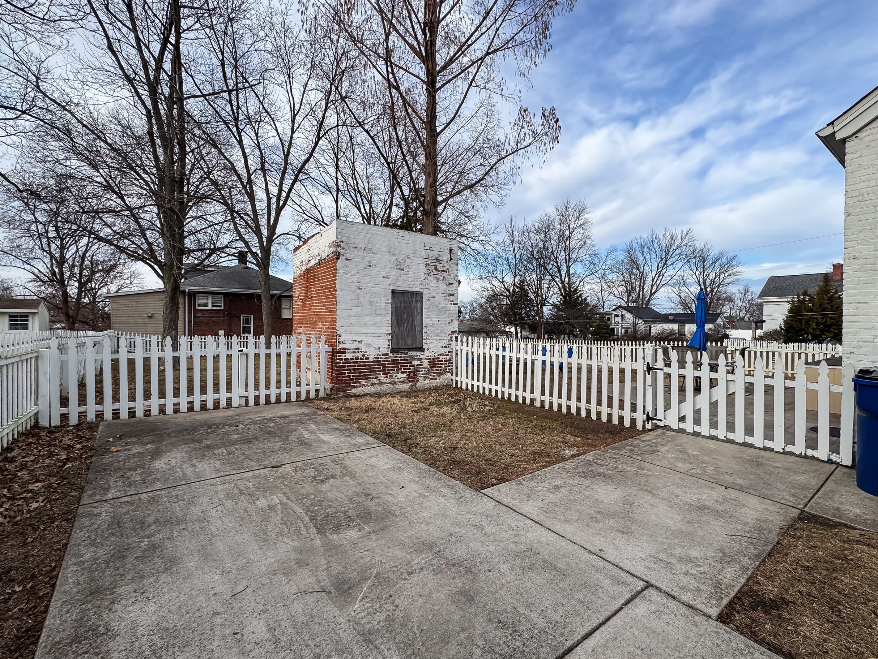 Aussie Cottage has a private paved driveway with entrance thru the fenced back yard that is on a corner lot.