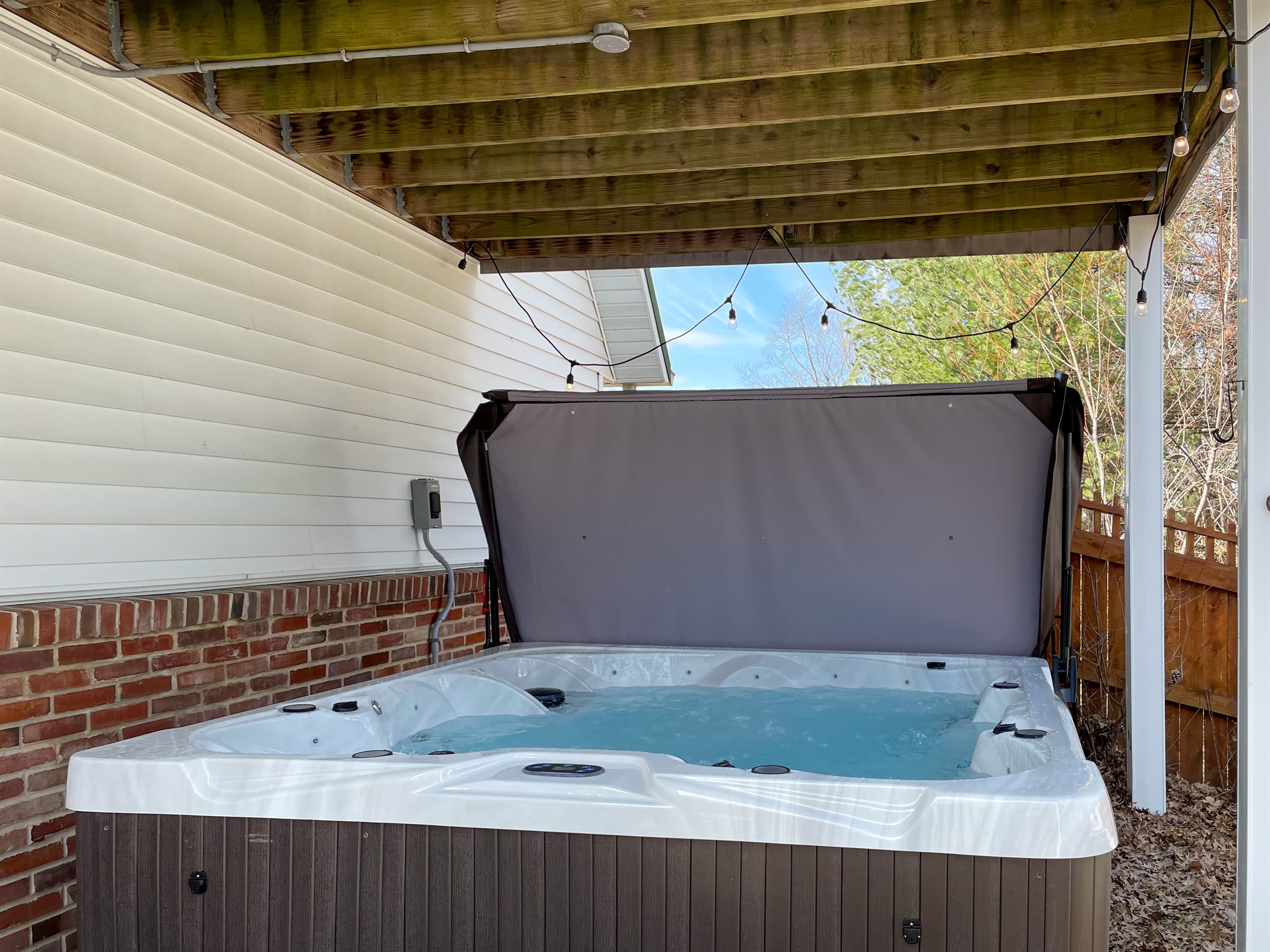 Beekeeper's Cottage fenced backyard is a treat with the shared hot tub with Mill Haus next door.  Relax and rejuvenate with family and friends in the large hot tub.