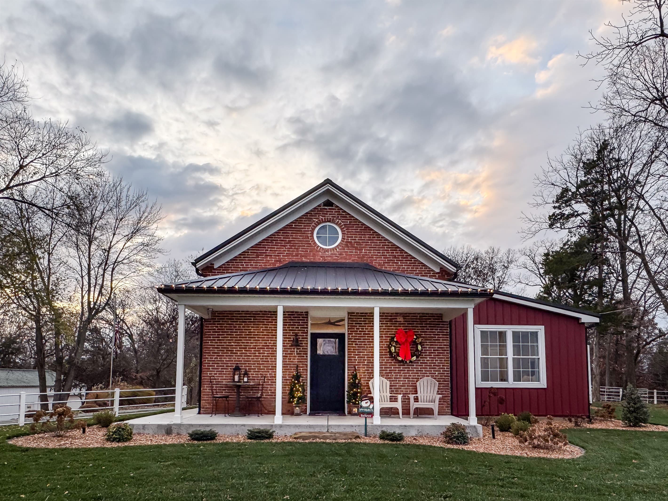 Vintage schoolhouse renovated with modern interior and a perfect getaway home that is close to Washington and Union, MO, wineries, Purina Farms and downtown St. Louis is only an hour away from Pikes Peak Schoolhouse.