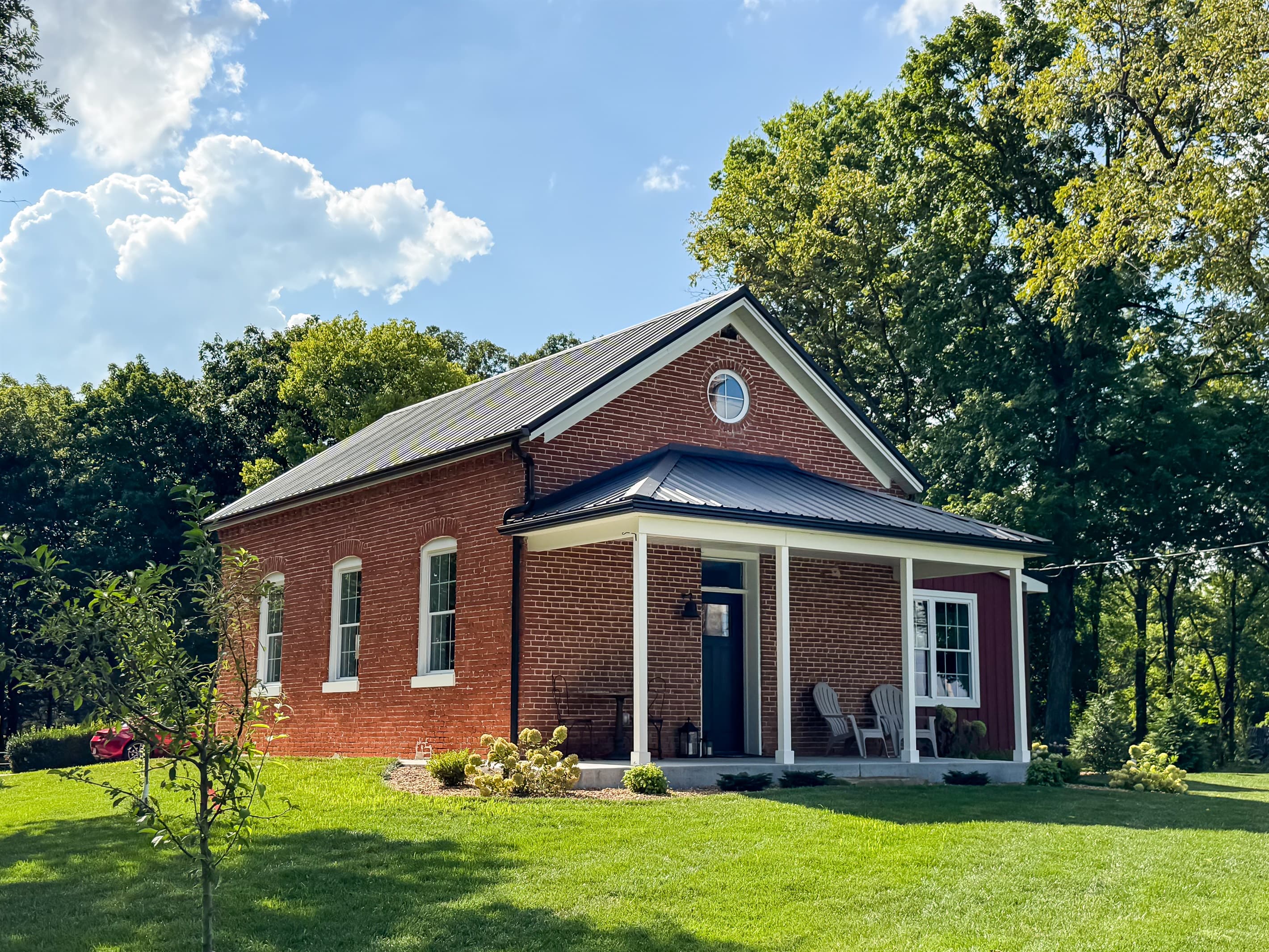 Vintage schoolhouse renovated with modern interior and a perfect getaway home that is close to Washington and Union, MO, wineries, Purina Farms and downtown St. Louis is only an hour away from Pikes Peak Schoolhouse.