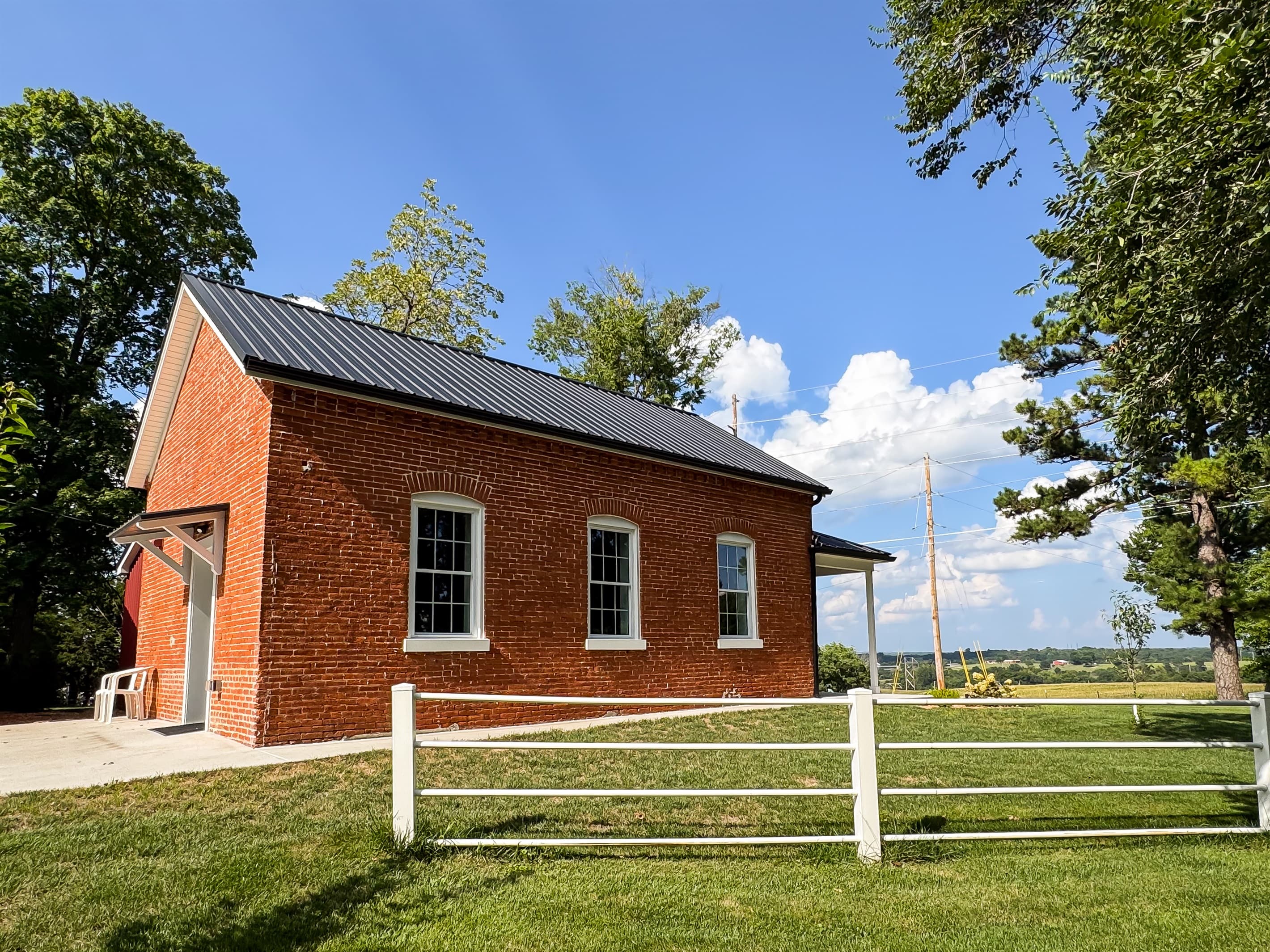 Vintage schoolhouse renovated with modern interior and a perfect getaway home that is close to Washington and Union, MO, wineries, Purina Farms and downtown St. Louis is only an hour away from Pikes Peak Schoolhouse.