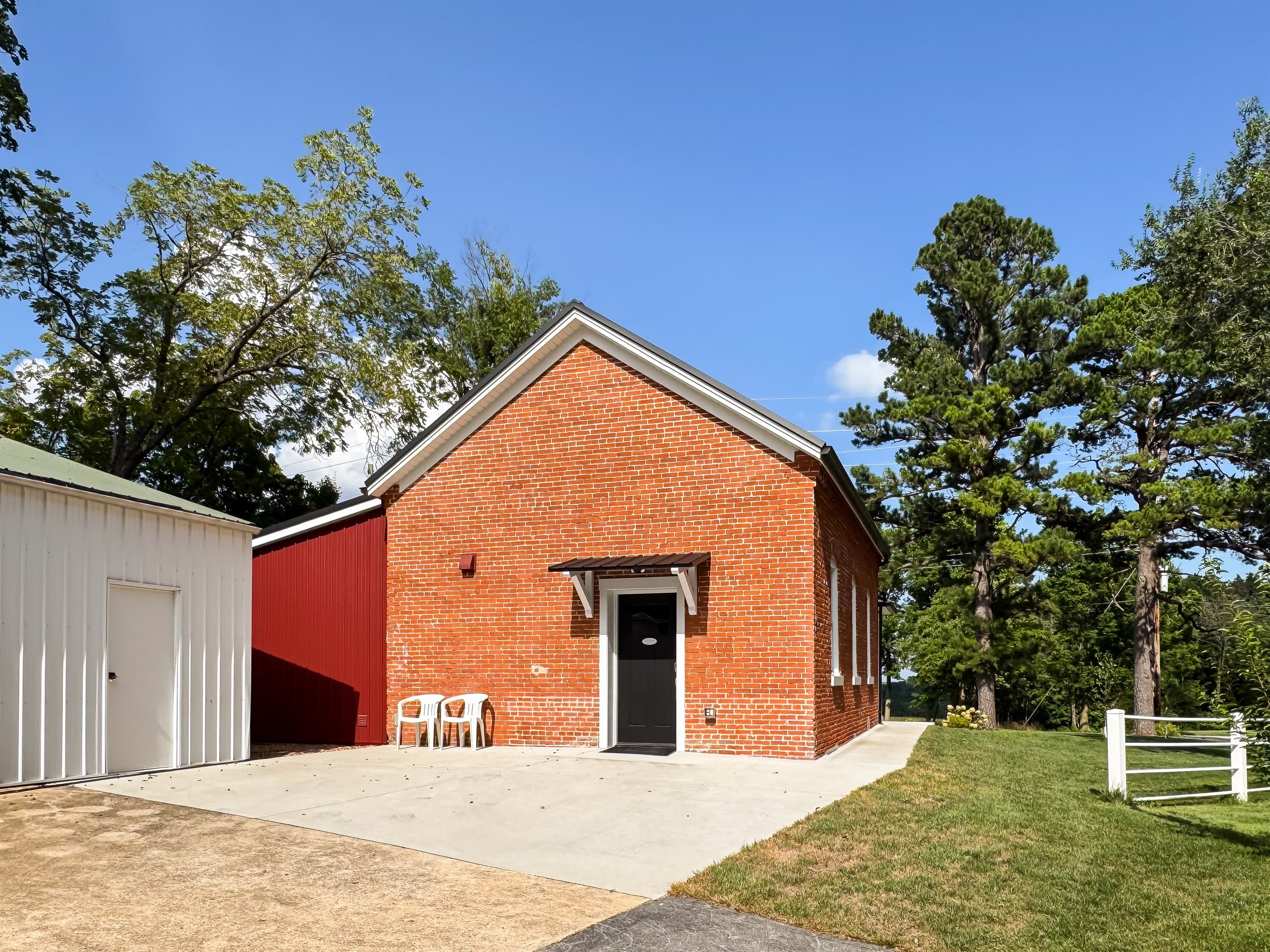 Vintage schoolhouse renovated with modern interior and a perfect getaway home that is close to Washington and Union, MO, wineries, Purina Farms and downtown St. Louis is only an hour away from Pikes Peak Schoolhouse.