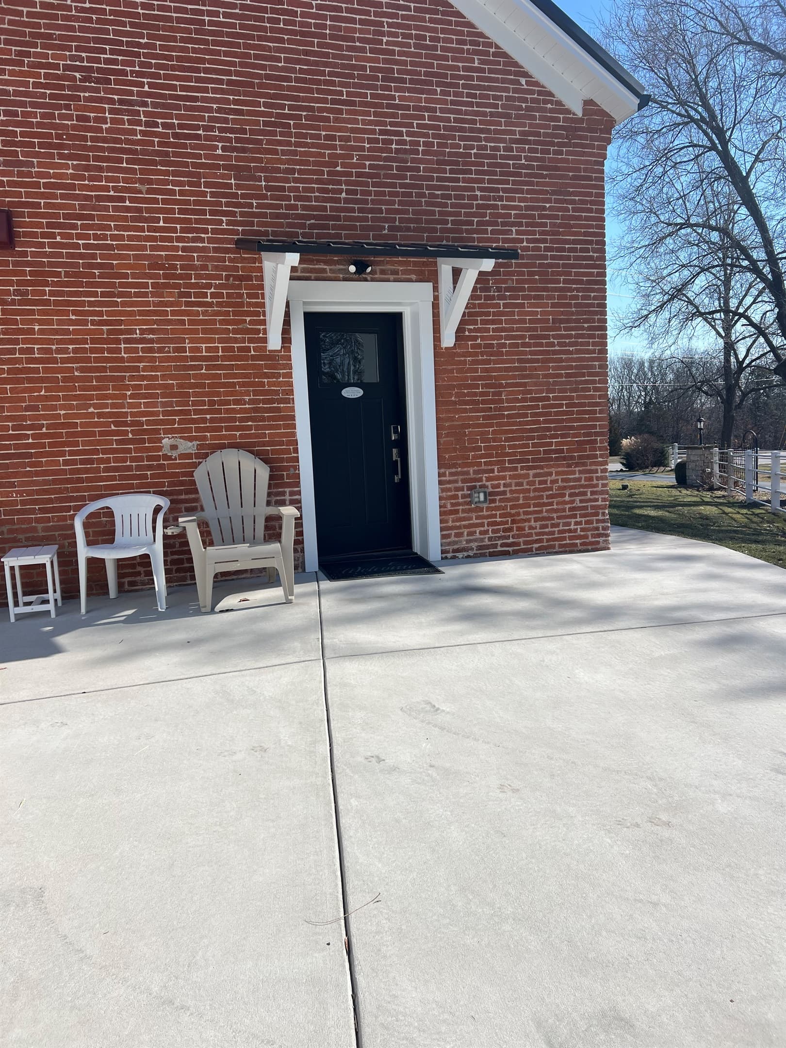 Vintage schoolhouse renovated with modern interior with step free accessibility from your vehicle to the entrance.
