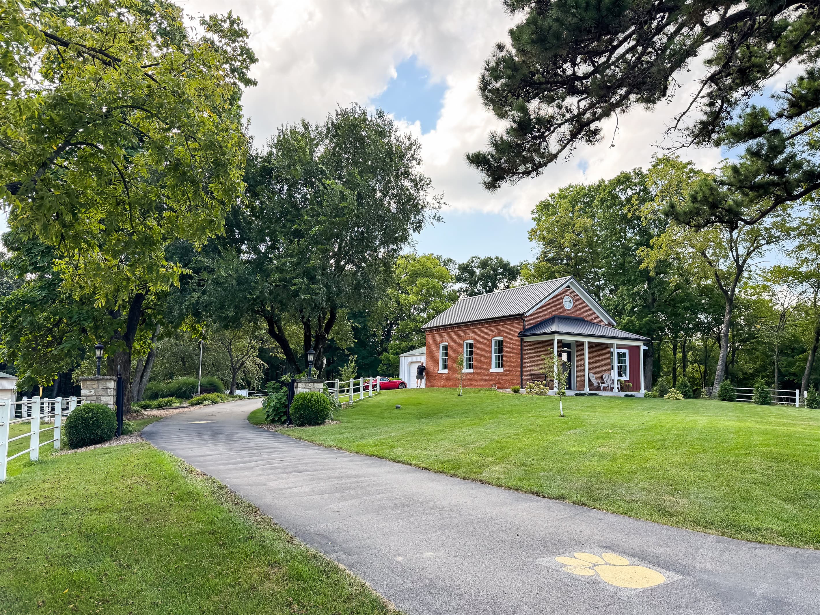 Vintage schoolhouse renovated with modern interior and a perfect getaway home that is close to Washington and Union, MO, wineries, Purina Farms and downtown St. Louis is only an hour away from Pikes Peak Schoolhouse.