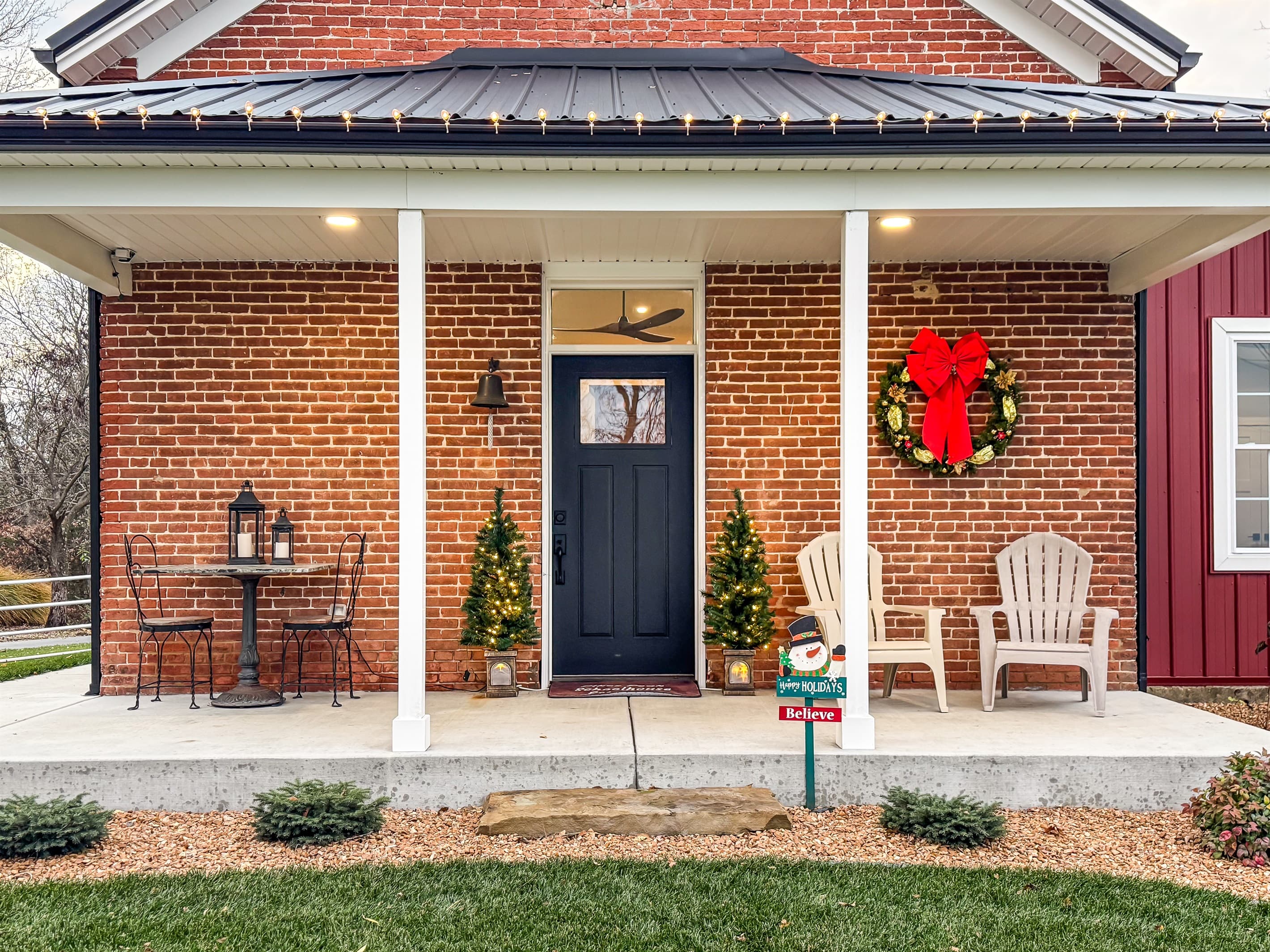 Adorable getaway for the holidays with a festive front porch at Pikes Peak Schoolhouse close to Washington and Union, MO.