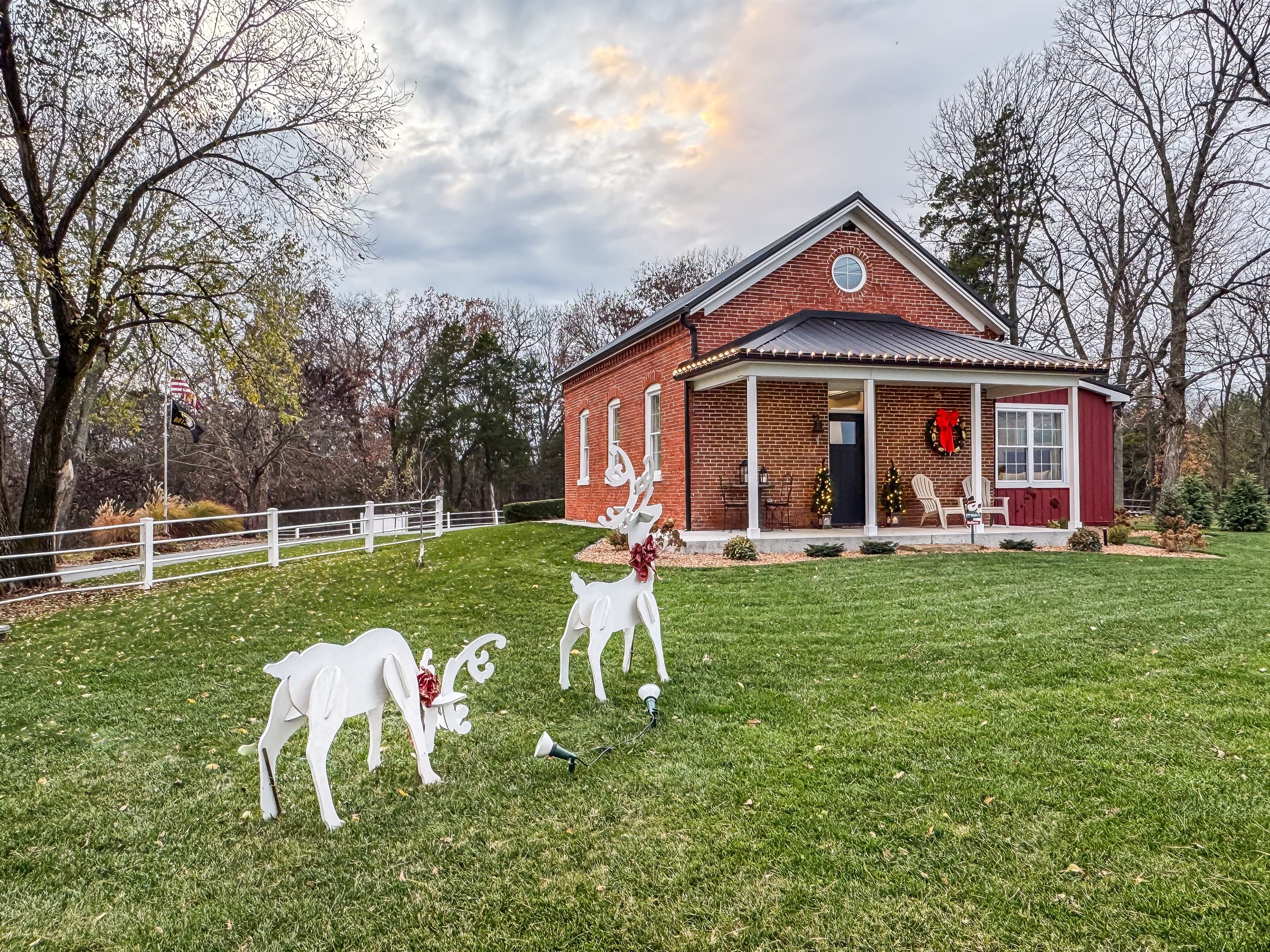 Adorable getaway for the holidays at Pikes Peak Schoolhouse close to Washington and Union, MO.