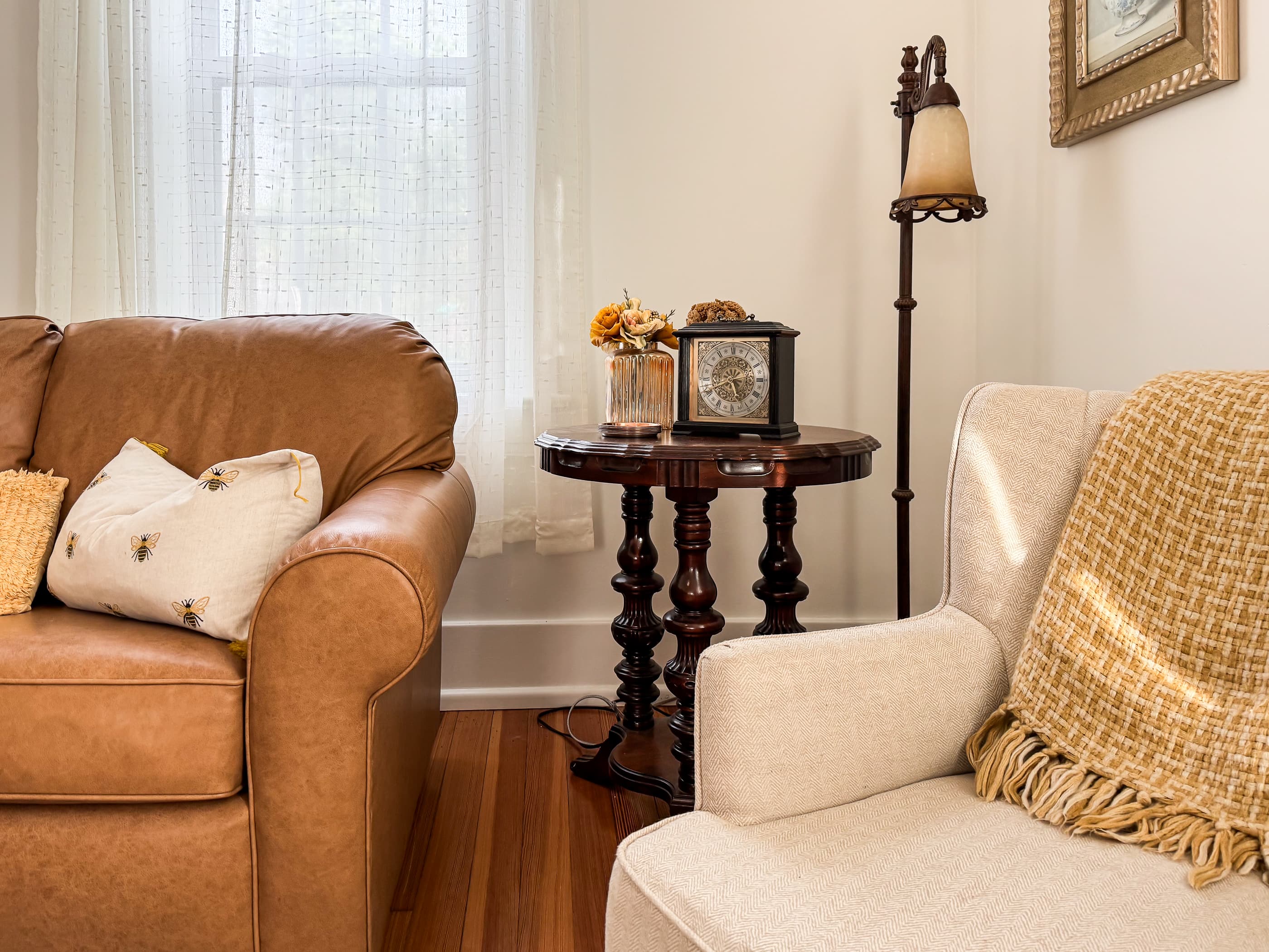 The Bee's Knees (Beekeeper's Cottage) living area on the main level is an open floor plan with comfy seating and hardwood floors. The leather sofa pulls out to a queen size sleeper.