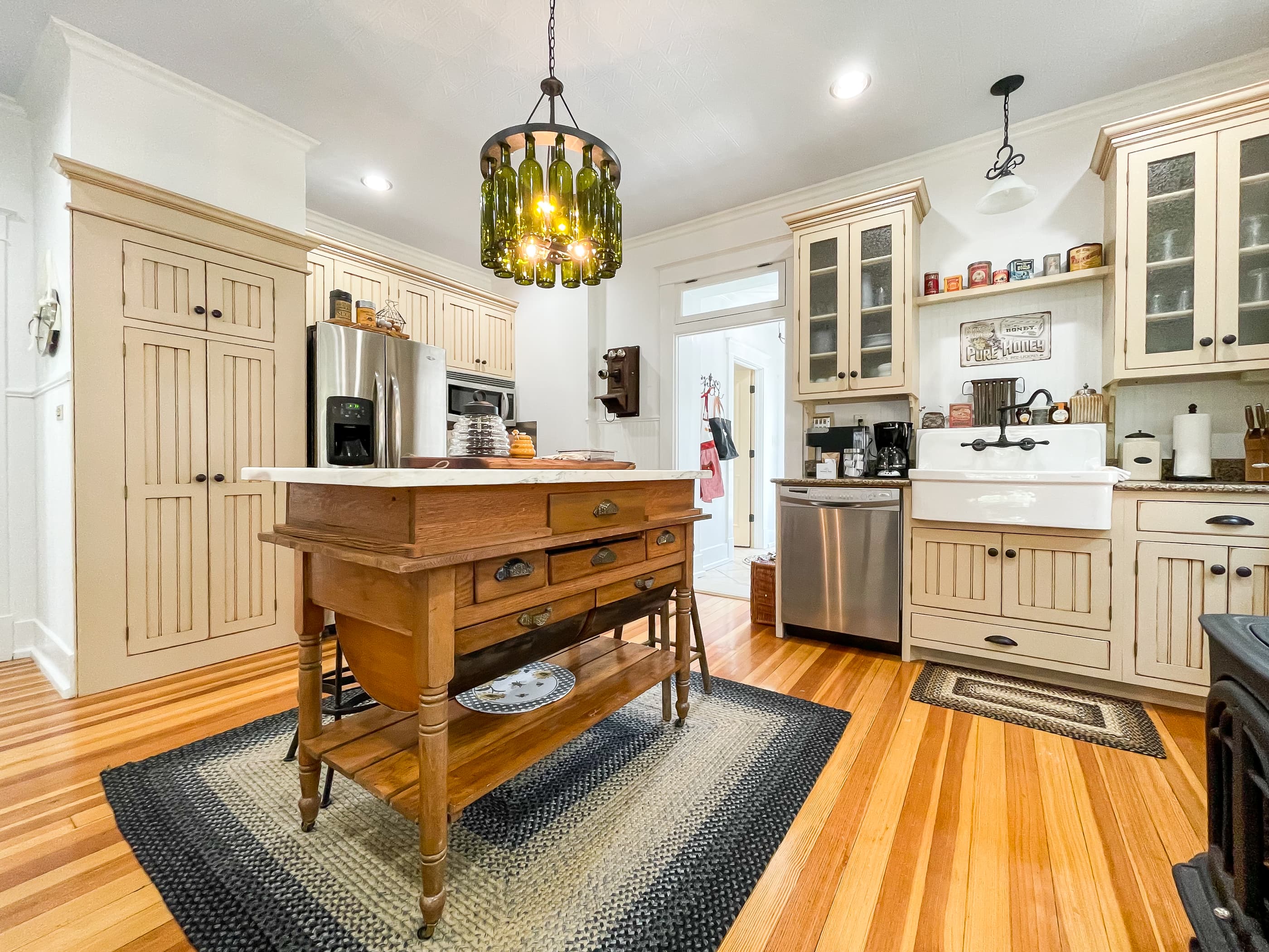The Bee's Knees (The Beekeeper's Cottage) beautifully detailed full kitchen has everything you need to make your own meals, including place settings, pots and pans, wine glasses, and a regular coffee maker or a Keurig.