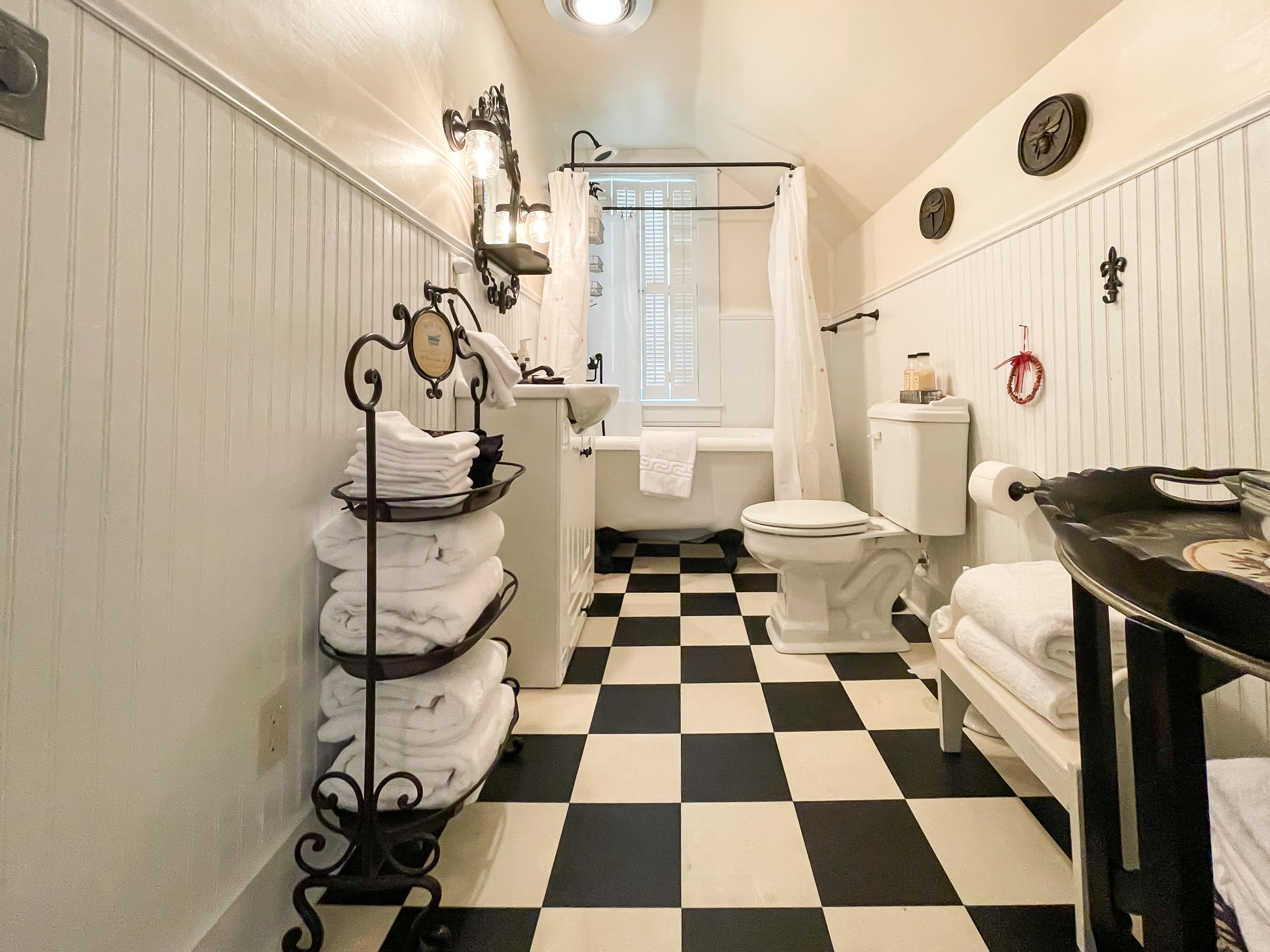 Full bathroom at the Beekeeper's Cottage