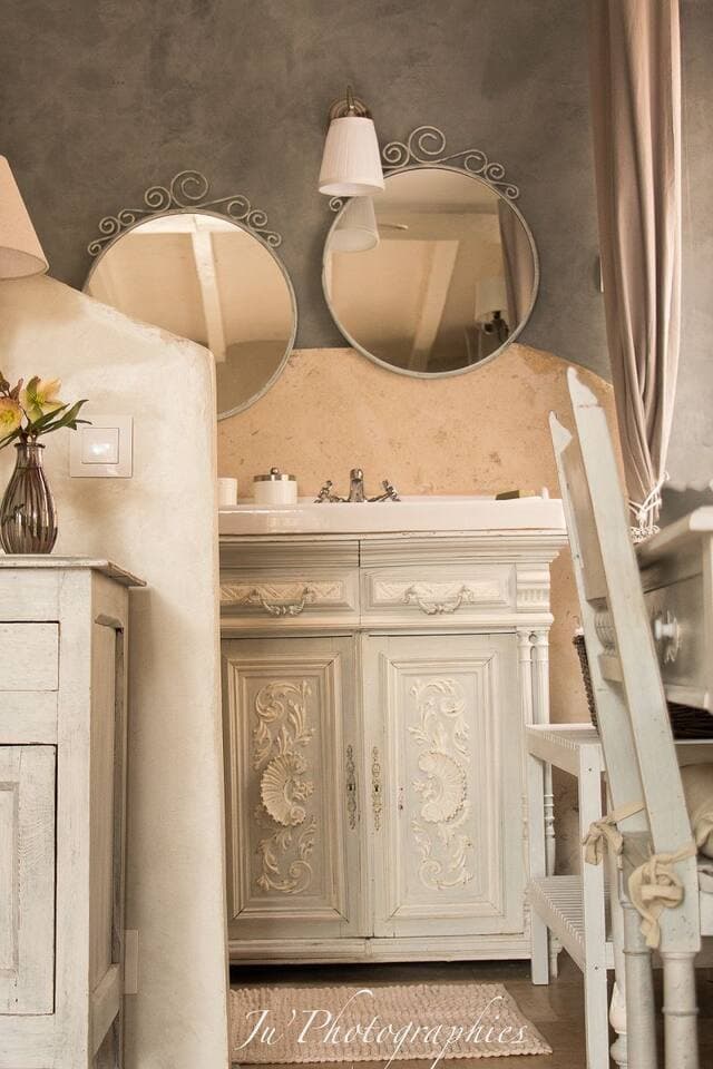 salle de bain avec lavabo, douche à l'italienne et WC