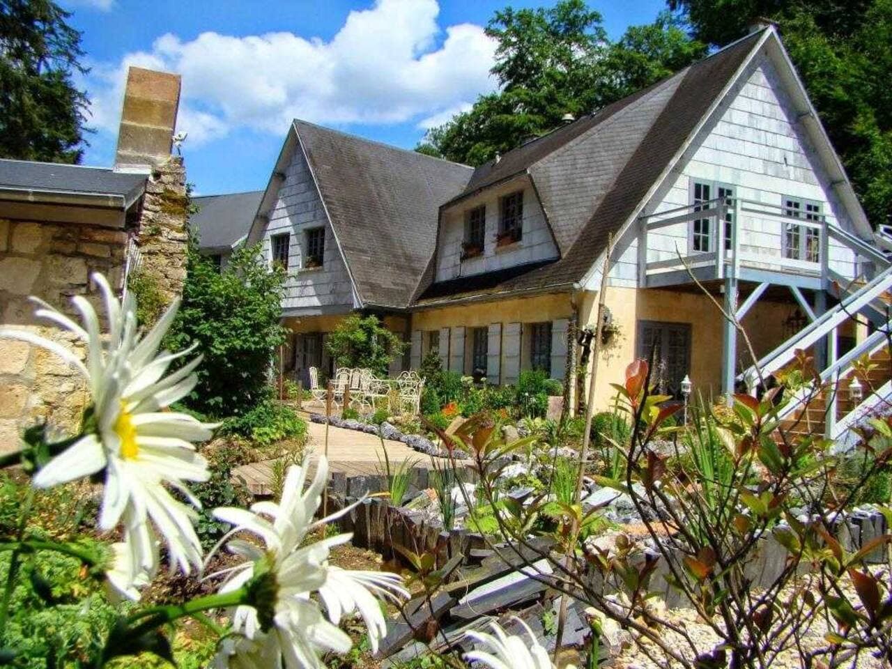 Le jardin de Saint Jean sous le soleil.