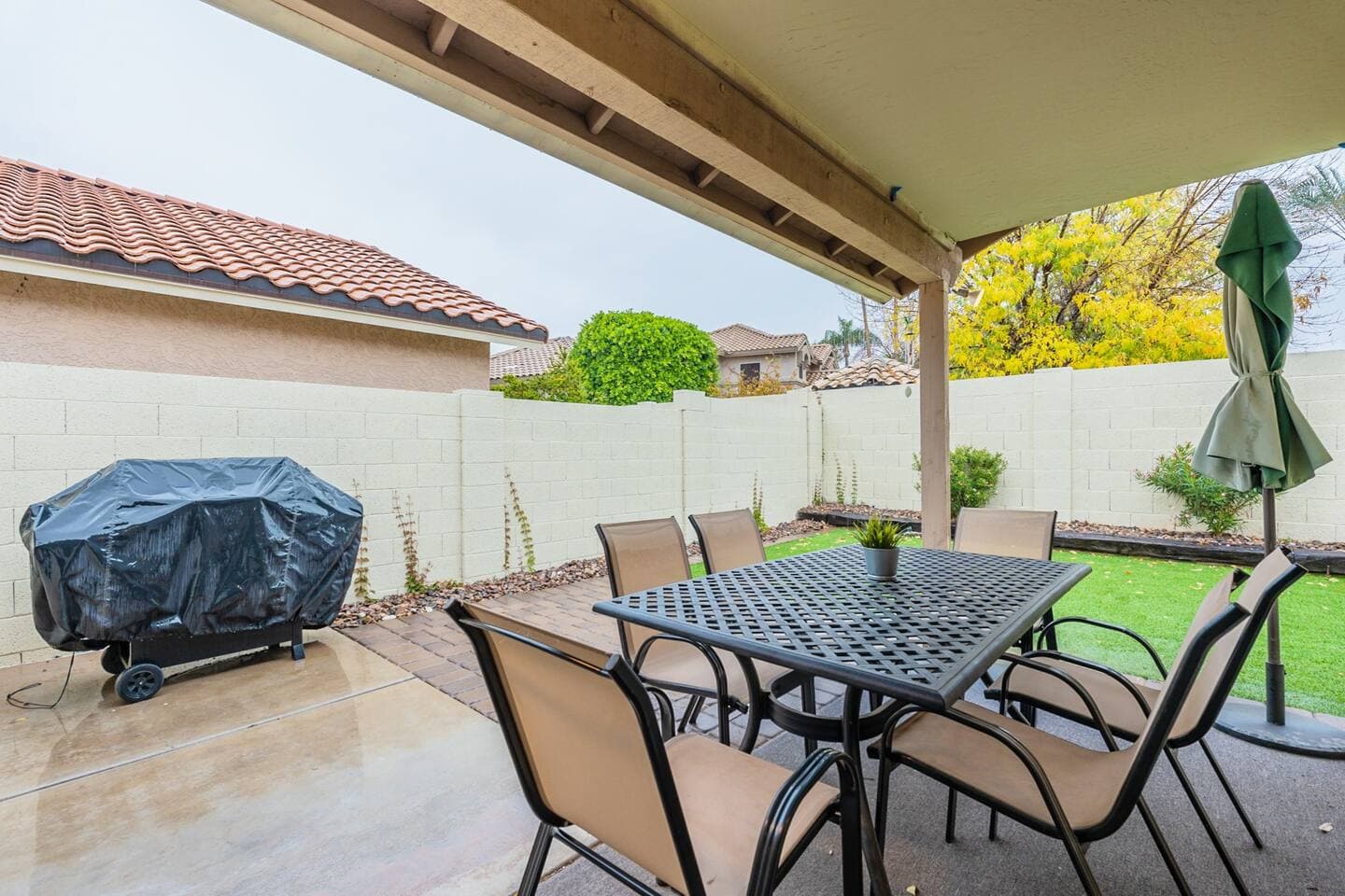 Perfect Staycation - BBQ and outdoor dining for six!