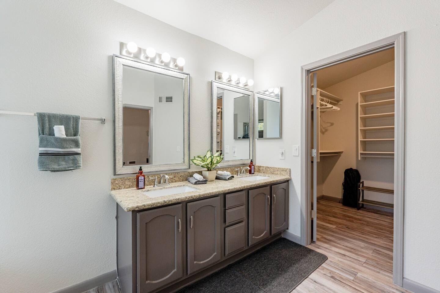 Perfect Staycation - primary ensuite with walk in closet