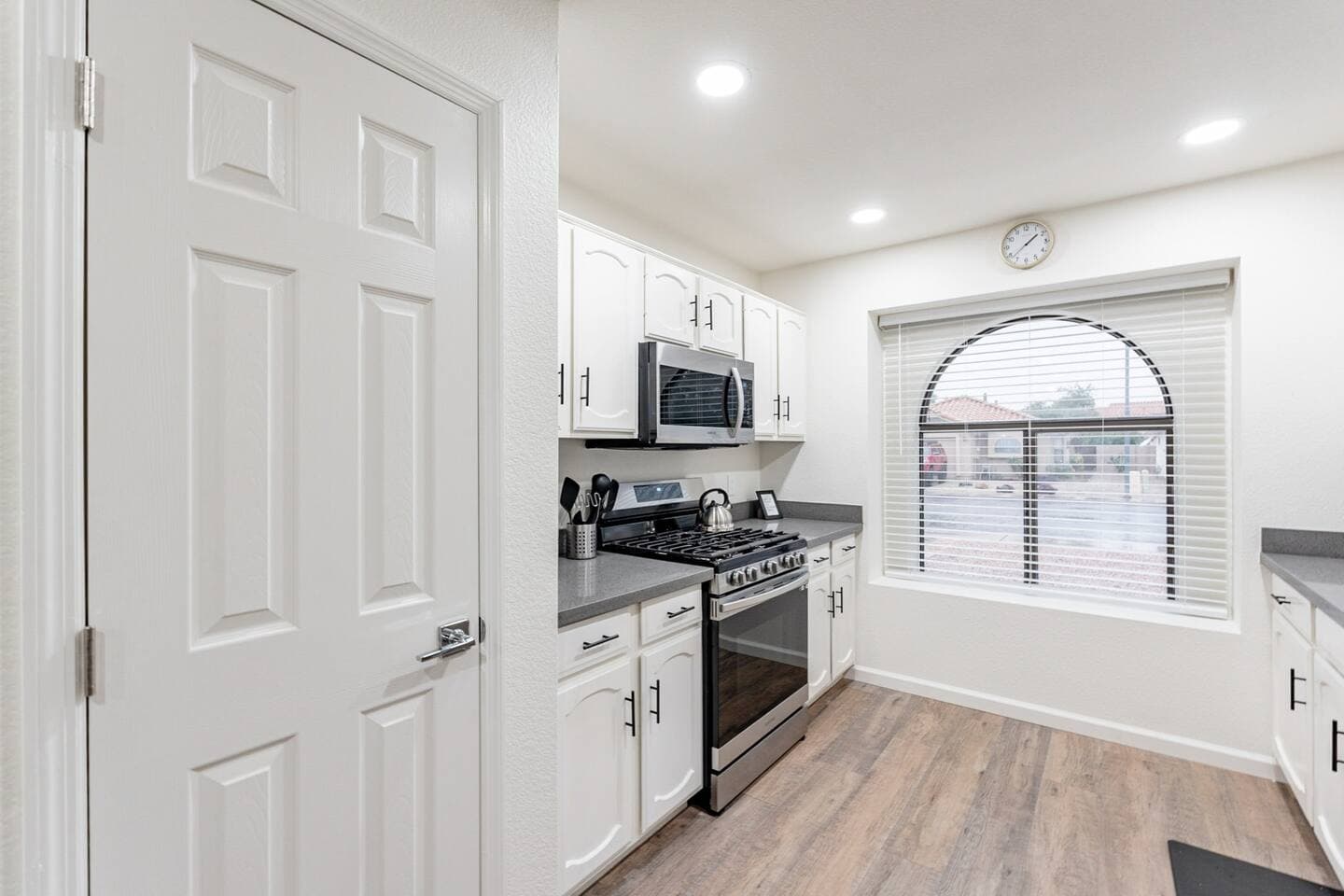 Perfect Escape - Kitchen with plenty of room needed during your stay.