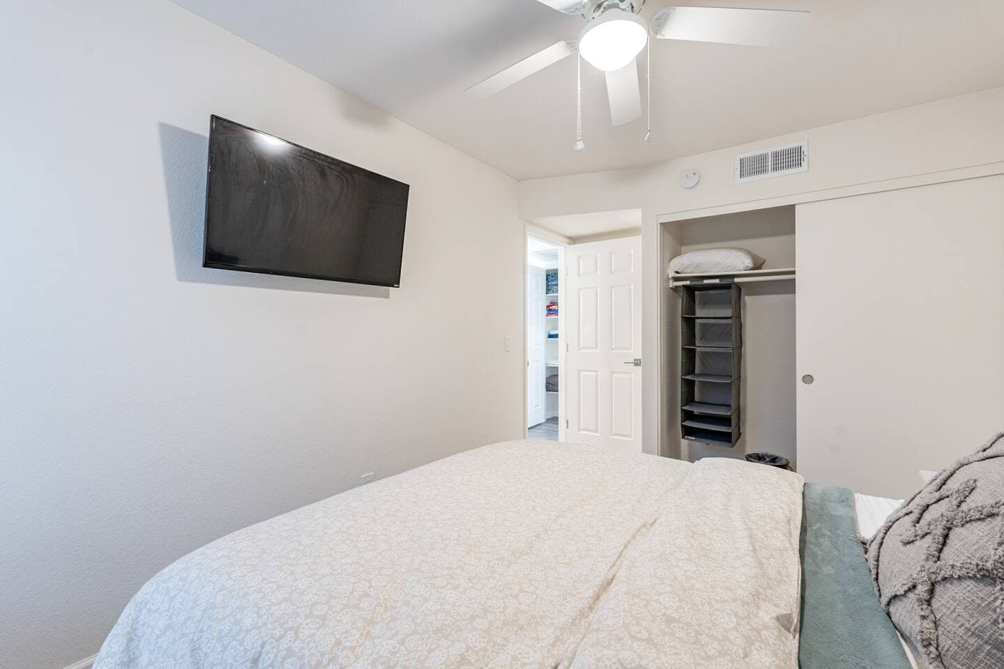 Perfect Escape - Mounted TV and sliding door oversized closet in the second bedroom.