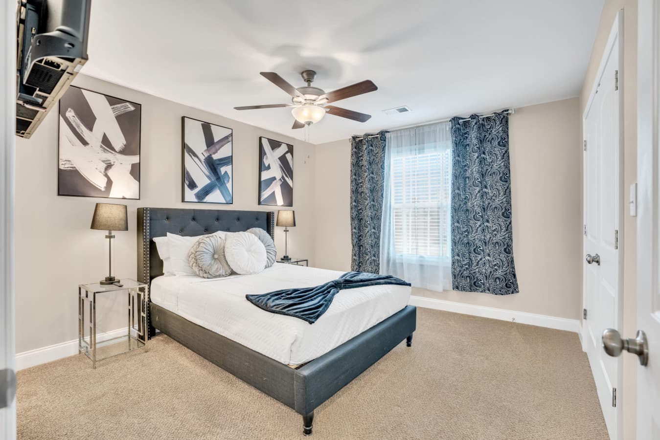 17 Master Bed.jpg
