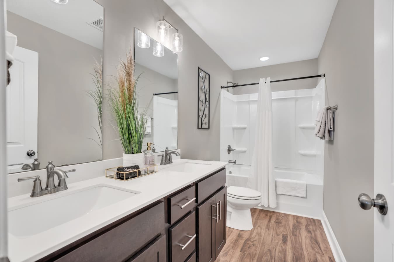 19. Master Bath.jpg