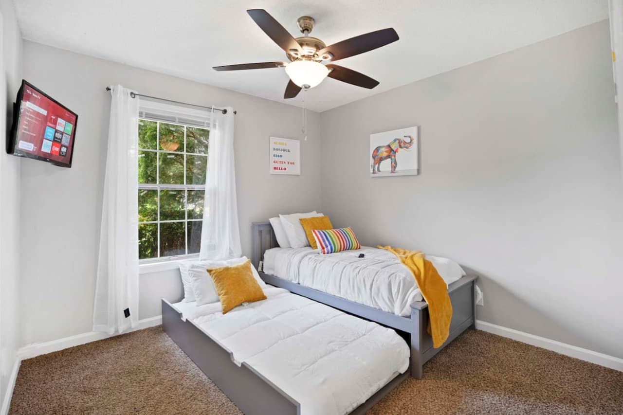 3rd bedroom with a trundle bed. 2 twin size beds