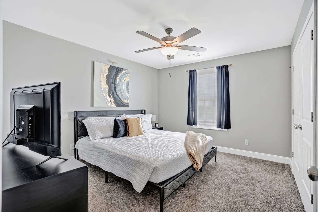 15. Master Bedroom.jpg