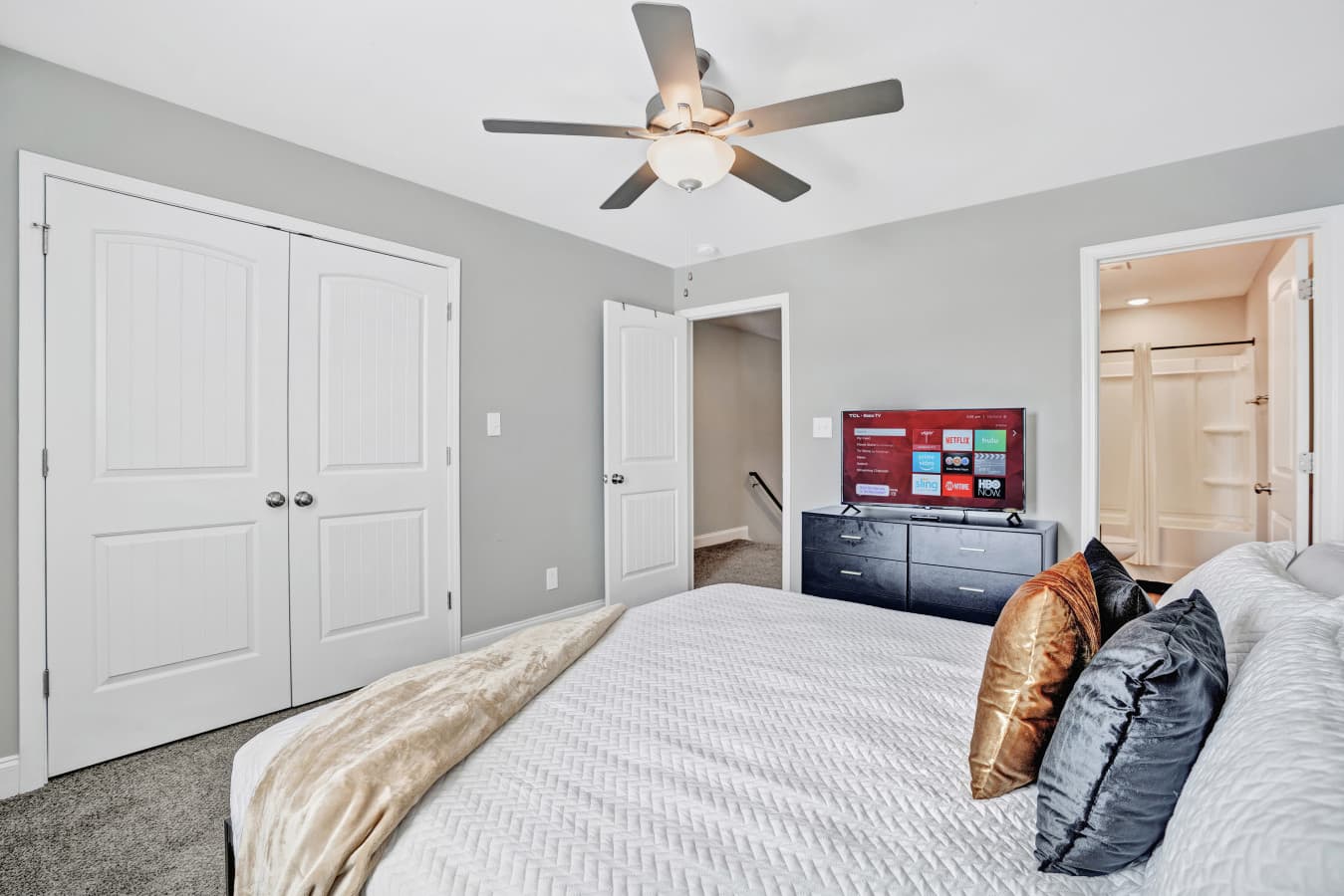 16. Master Bedroom.jpg