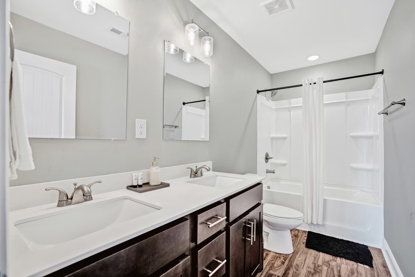 17. Master Bath.jpg