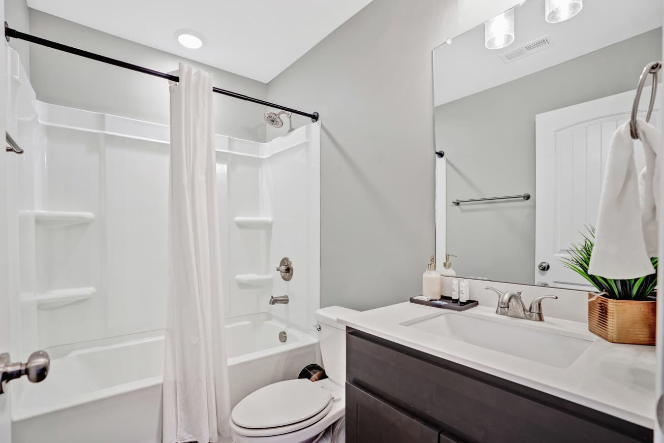 20. Full Bath.jpg