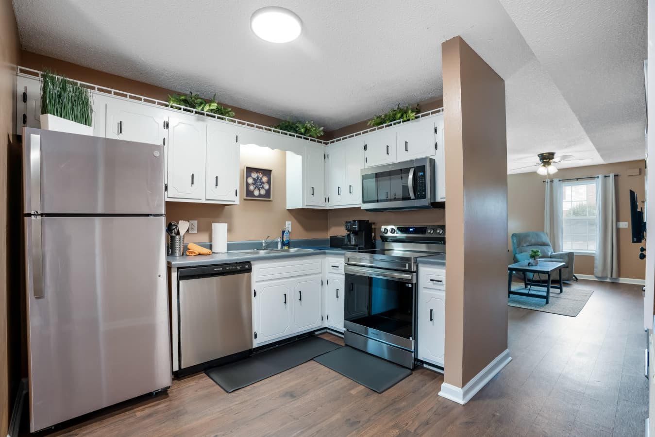 10. Kitchen.jpg