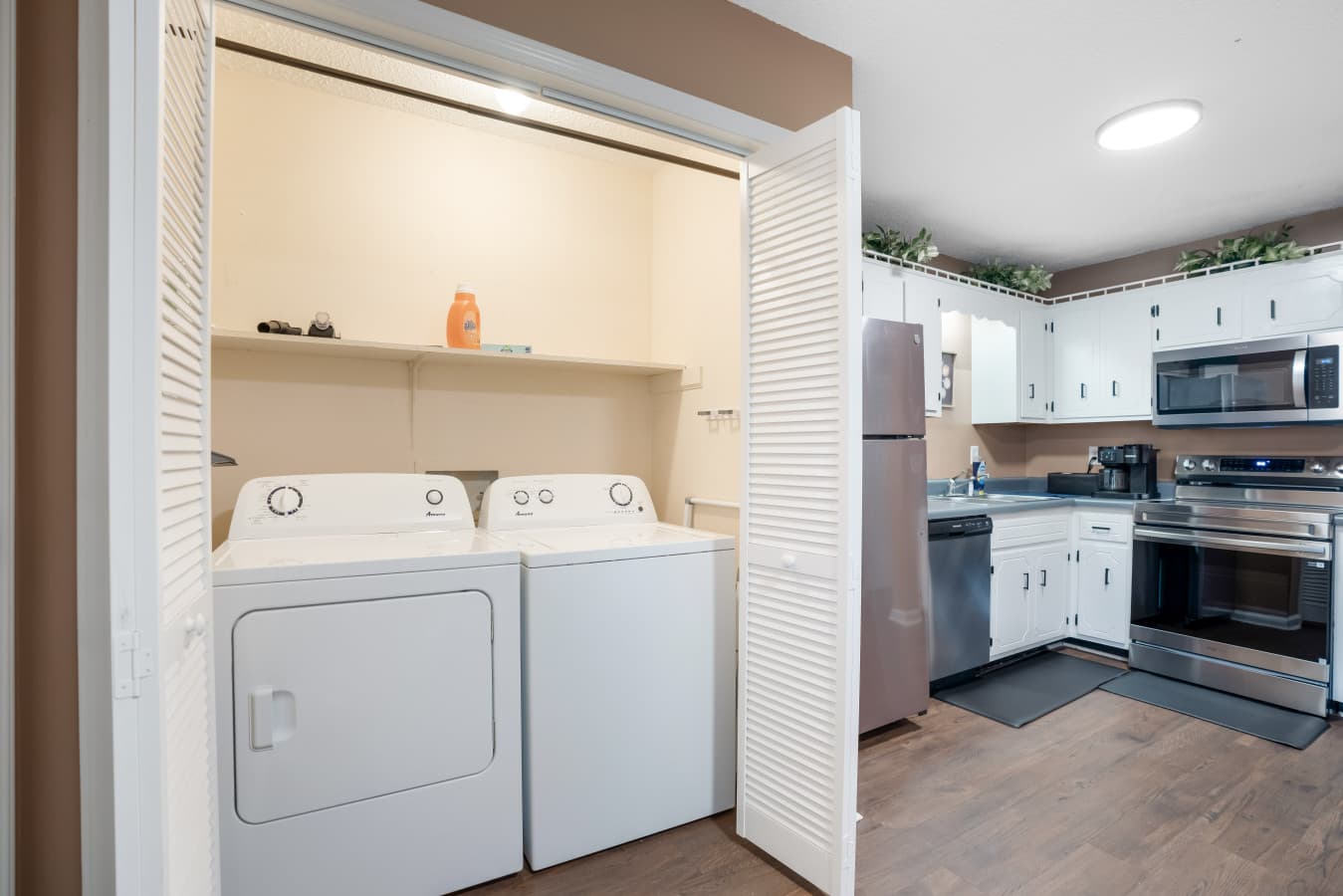 21. Laundry room.jpg