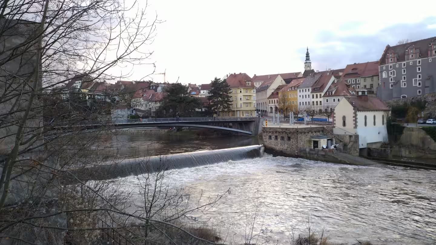 Blick auf die Vierradmühle vom polnischen Ufer aus
