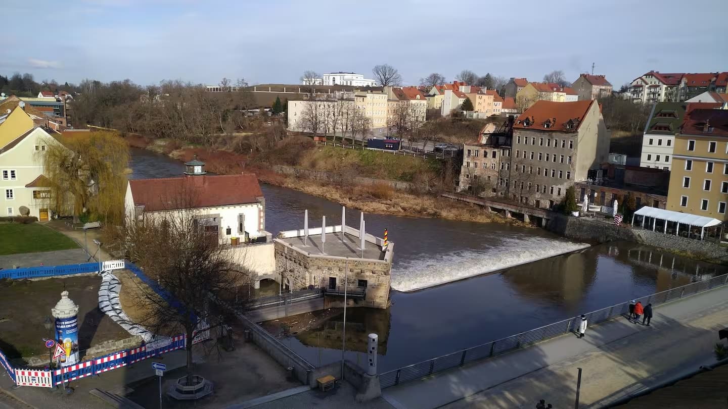 Die Neißestaustufe mit der Vierradmühle und der Altstadtbrücke befinden sich unmittelbar vor dem Hau