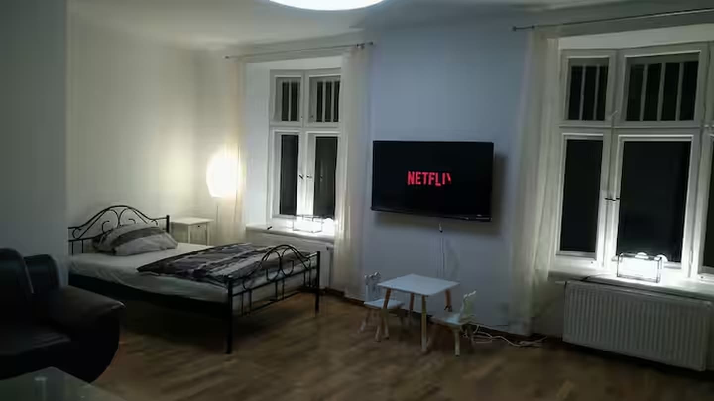 Doppelbett im großen Wohn-Schlafzimmer