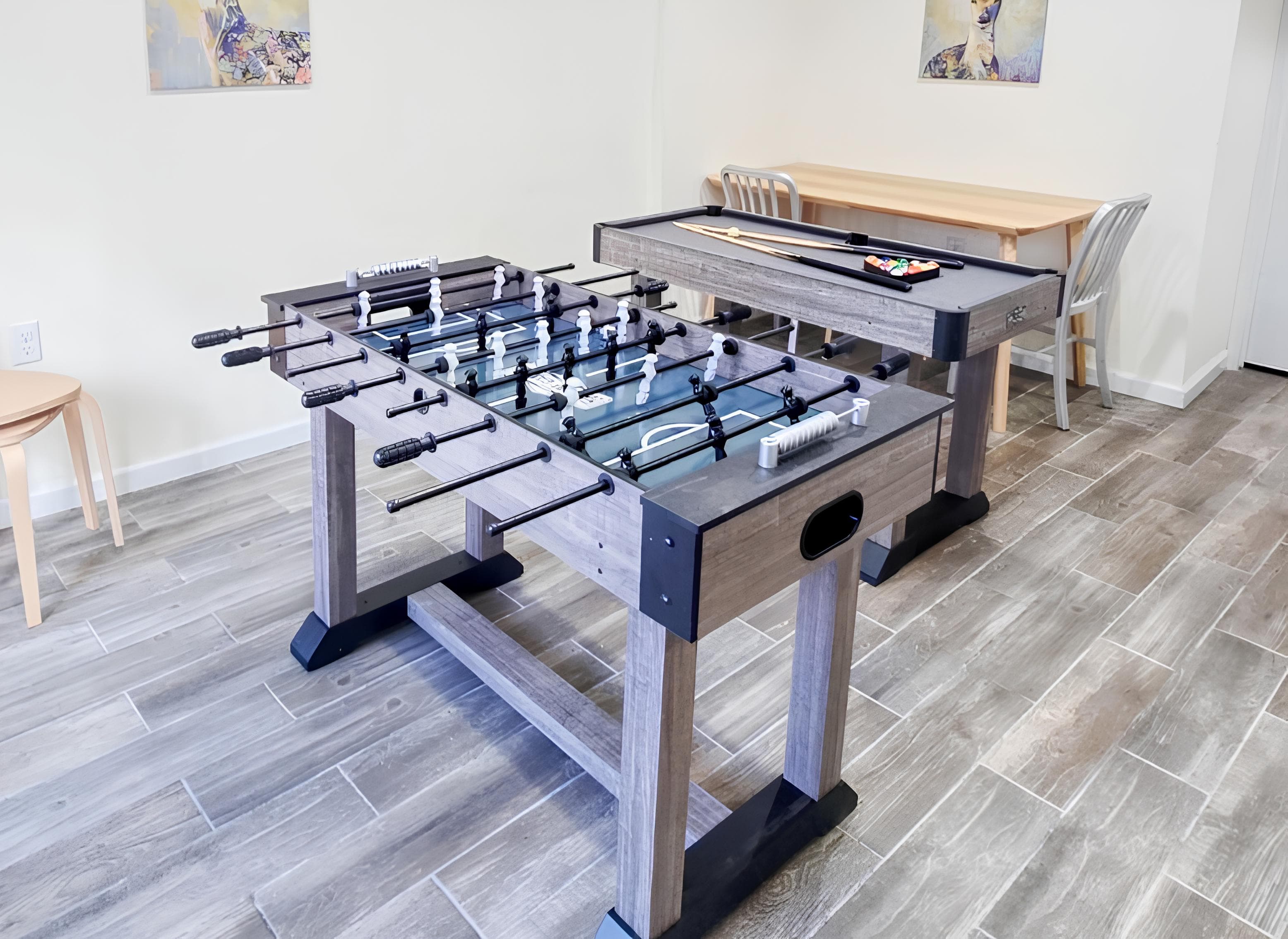 Lower level with Smart TV, PlayStation 5, foosball, mini pool table - Serhii Chalet Pocono