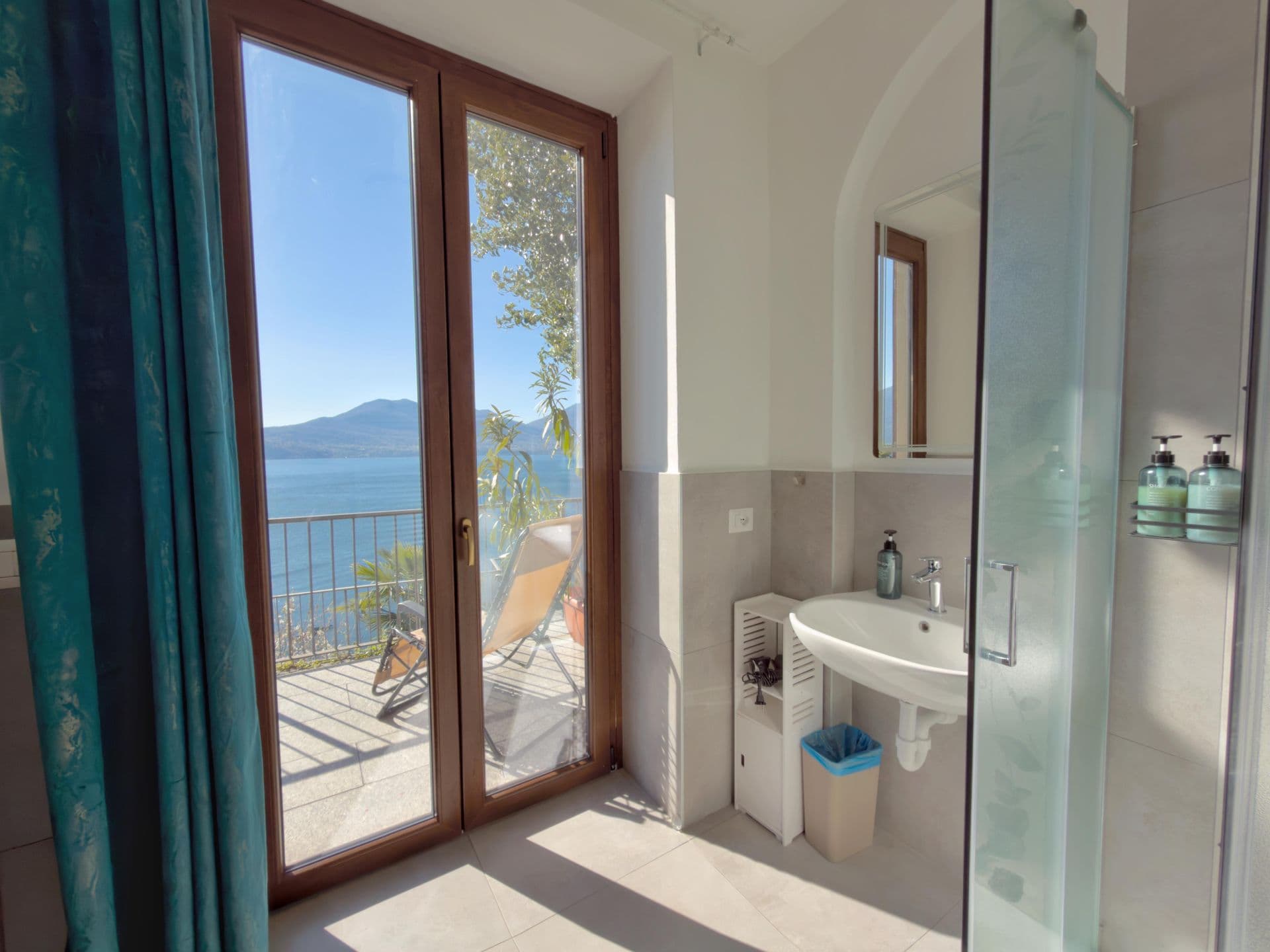 Villa Angelina Zimmer Badezimmer Seeblick Smeraldo Cannero
