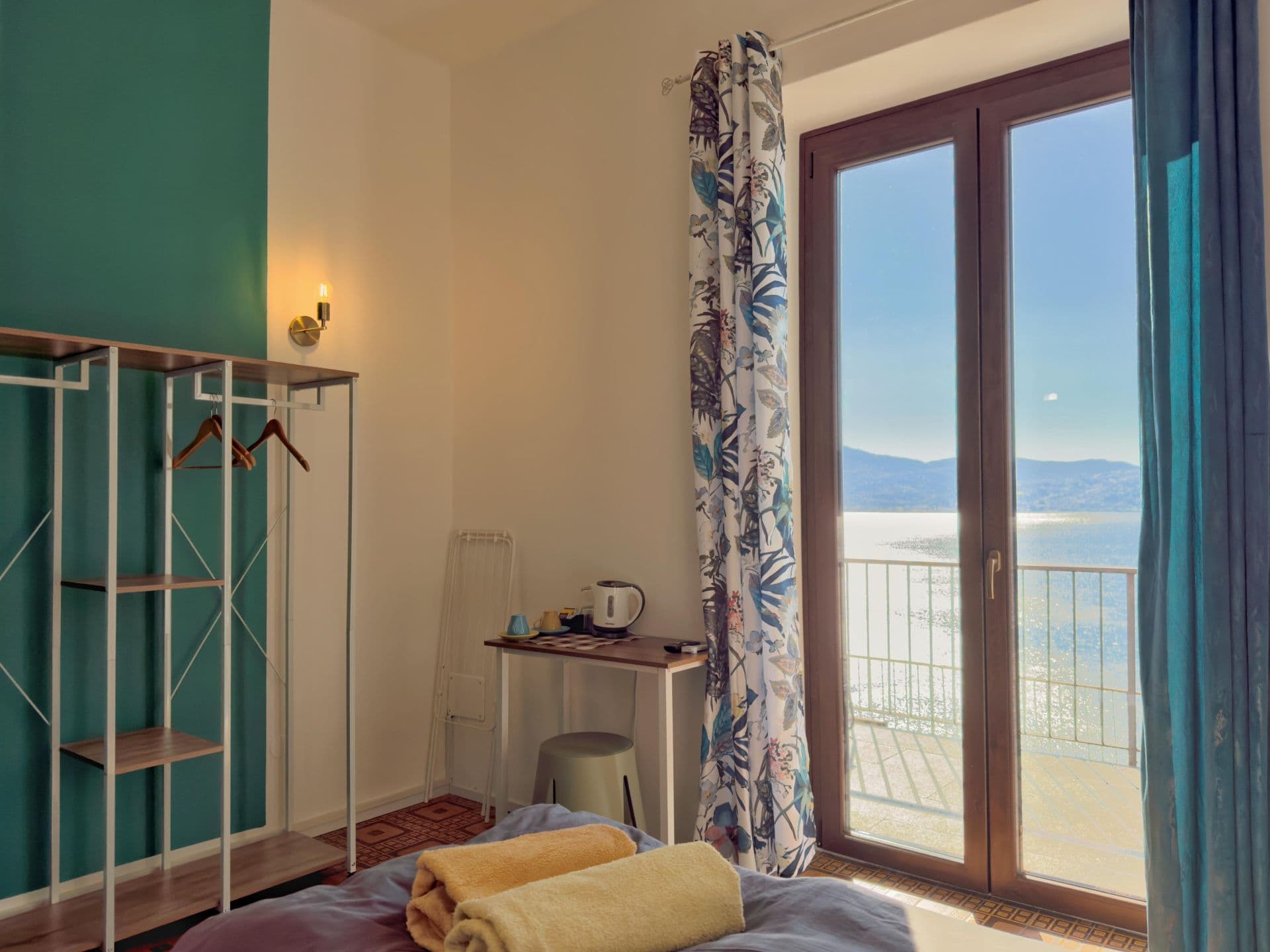 Villa Angelina Zimmer Seeblick Smeraldo Schreibtisch