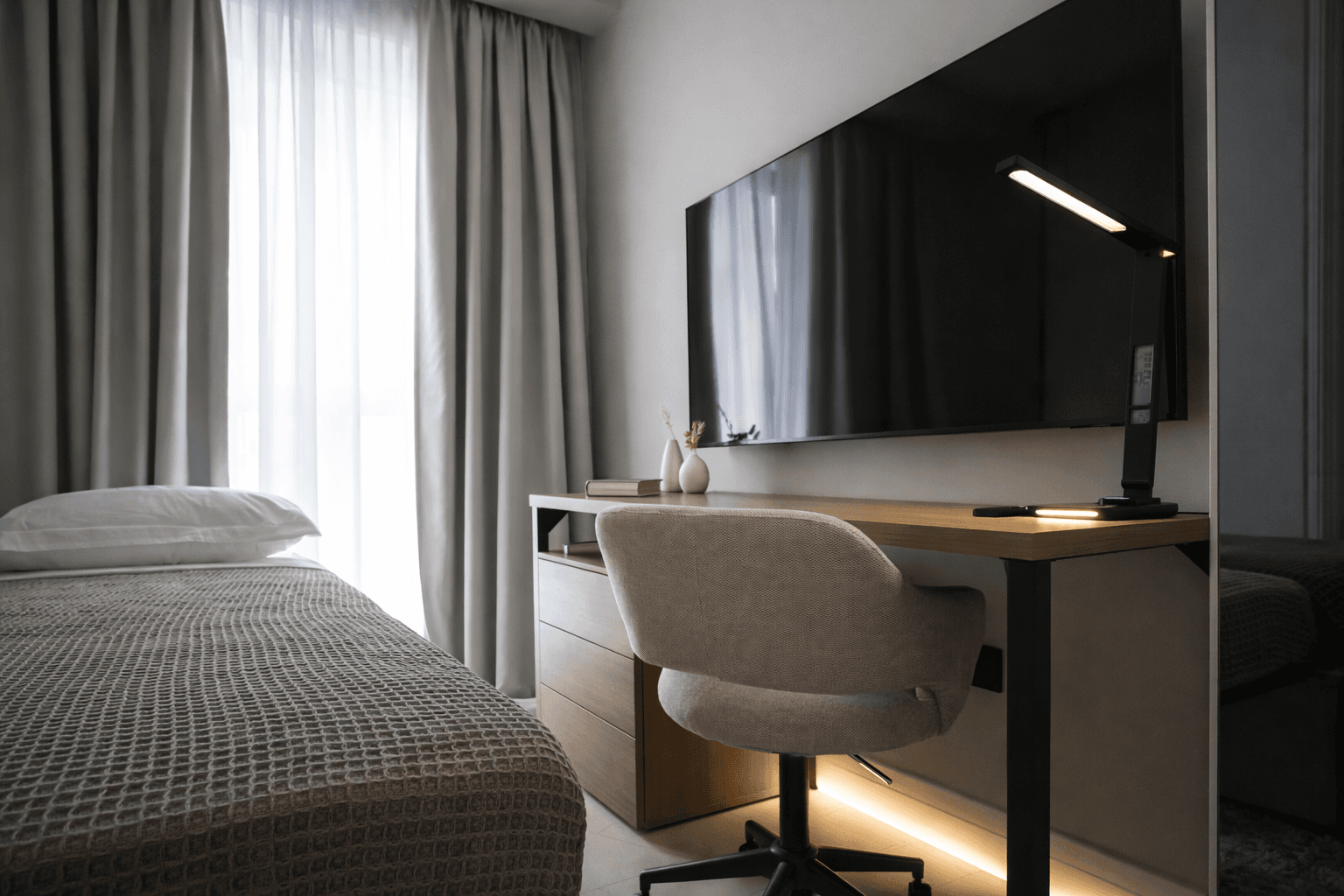 Azulis Tigellio Guest Bedroom—Teenager Space with Tv Desk Panoramic Window Bed by Rental12