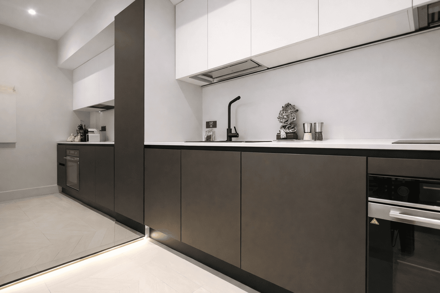 Azulis Tigellio Kitchen Spacious Mirror Wall by Rental12