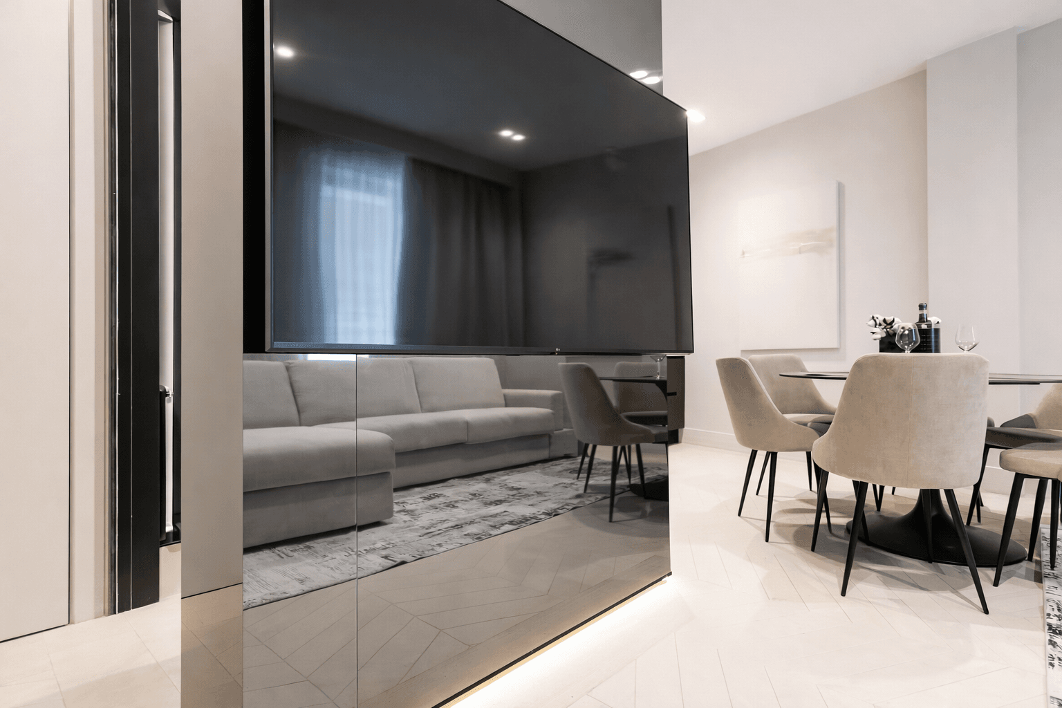 Azulis Tigellio Living Area with Kitchen Dining Table smart TV by Rental12