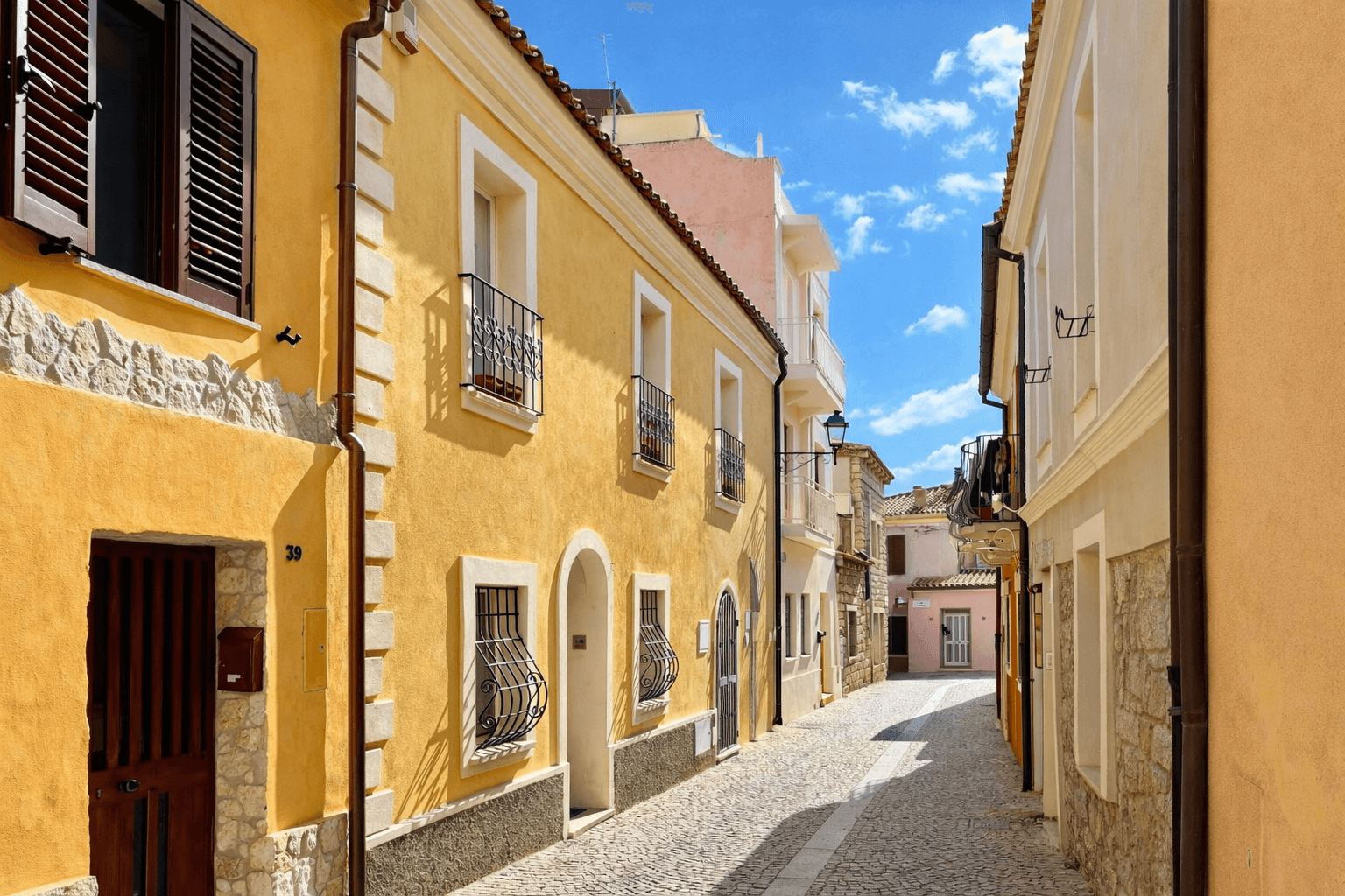 Townhouse-via-cavour-41- R E N T A L12- Olbia-historic-streetview-city-centre-alley